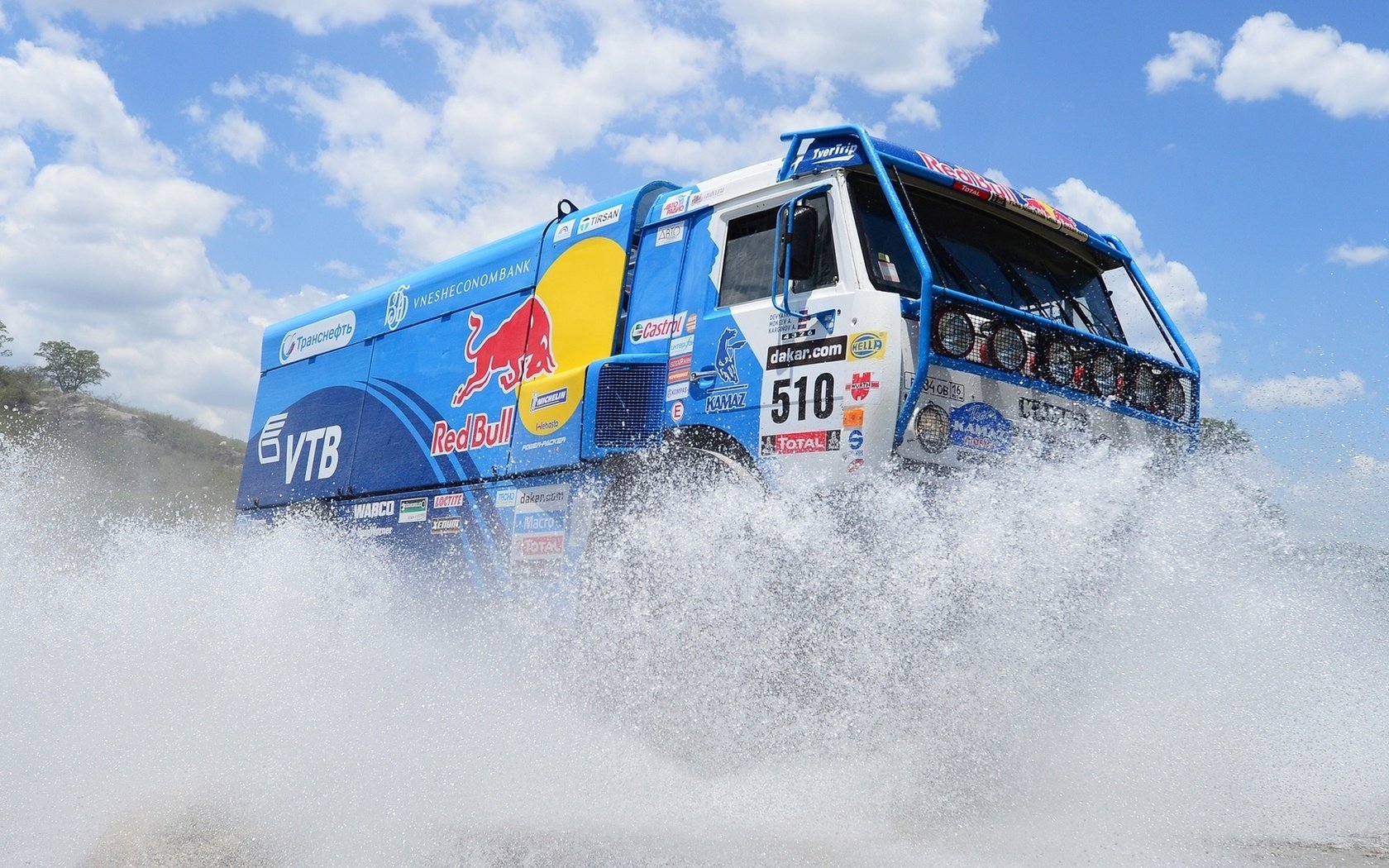 Обои небо, вода, синий, брызги, ралли, red bull, дакар, камаз, the sky, water, blue, squirt, rally, dakar, kamaz разрешение 1920x1080 Загрузить