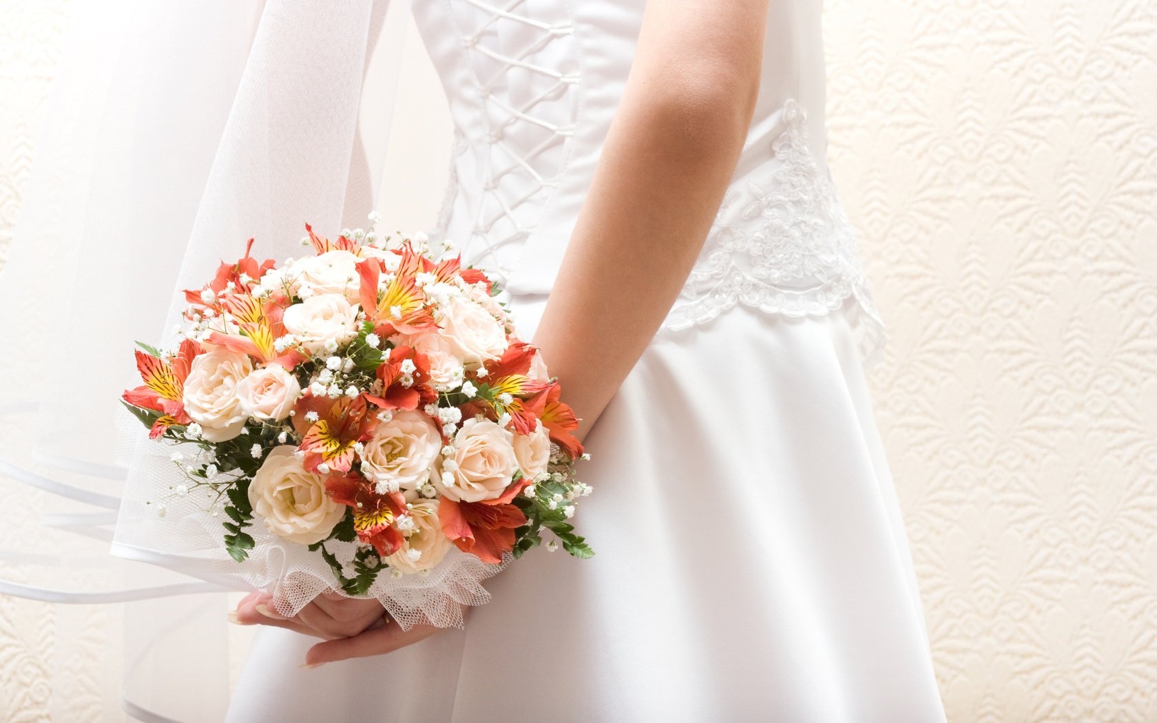 Обои цветы, платье, букет, невеста, фата, шнуровка, flowers, dress, bouquet, the bride, veil, lacing разрешение 2560x1600 Загрузить