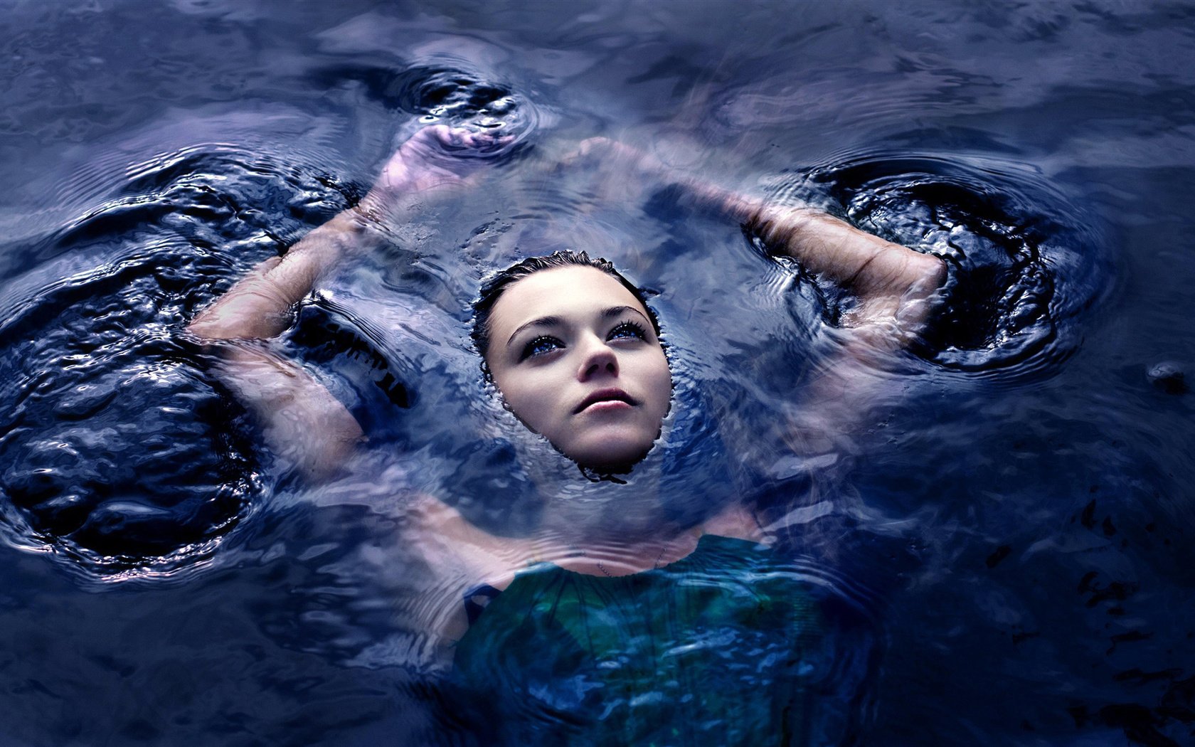 Обои вода, девушка, взгляд, лицо, руки, поверхность, шатенка, water, girl, look, face, hands, surface, brown hair разрешение 1920x1200 Загрузить