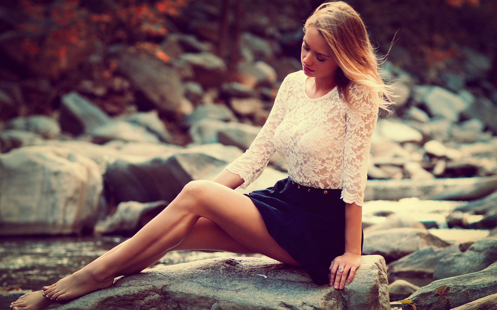 Обои камни, девушка, блондинка, юбка, сидит, блузка, stones, girl, blonde, skirt, sitting, blouse разрешение 1928x1280 Загрузить