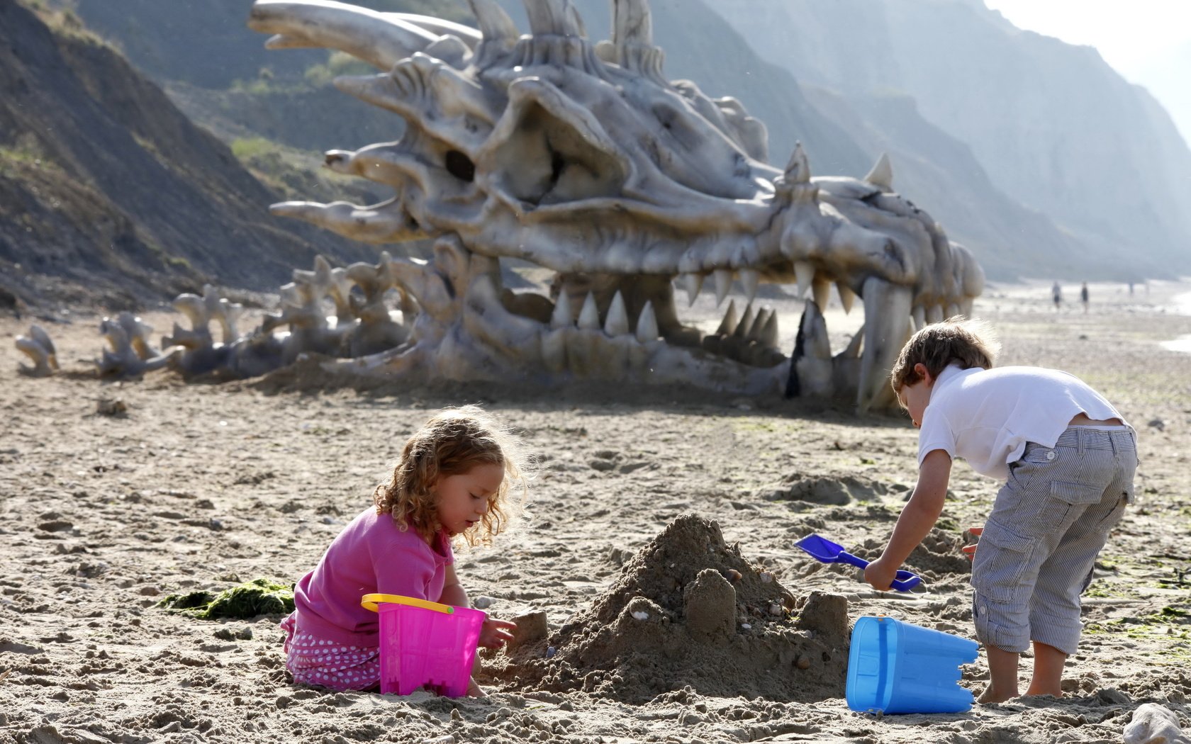 Обои песок, дети, dragon skull, sand, children разрешение 2560x1600 Загрузить