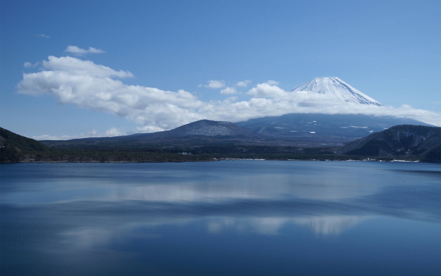 Обои облака, озеро, гора, япония, фудзияма, clouds, lake, mountain, japan, fuji разрешение 1920x1200 Загрузить