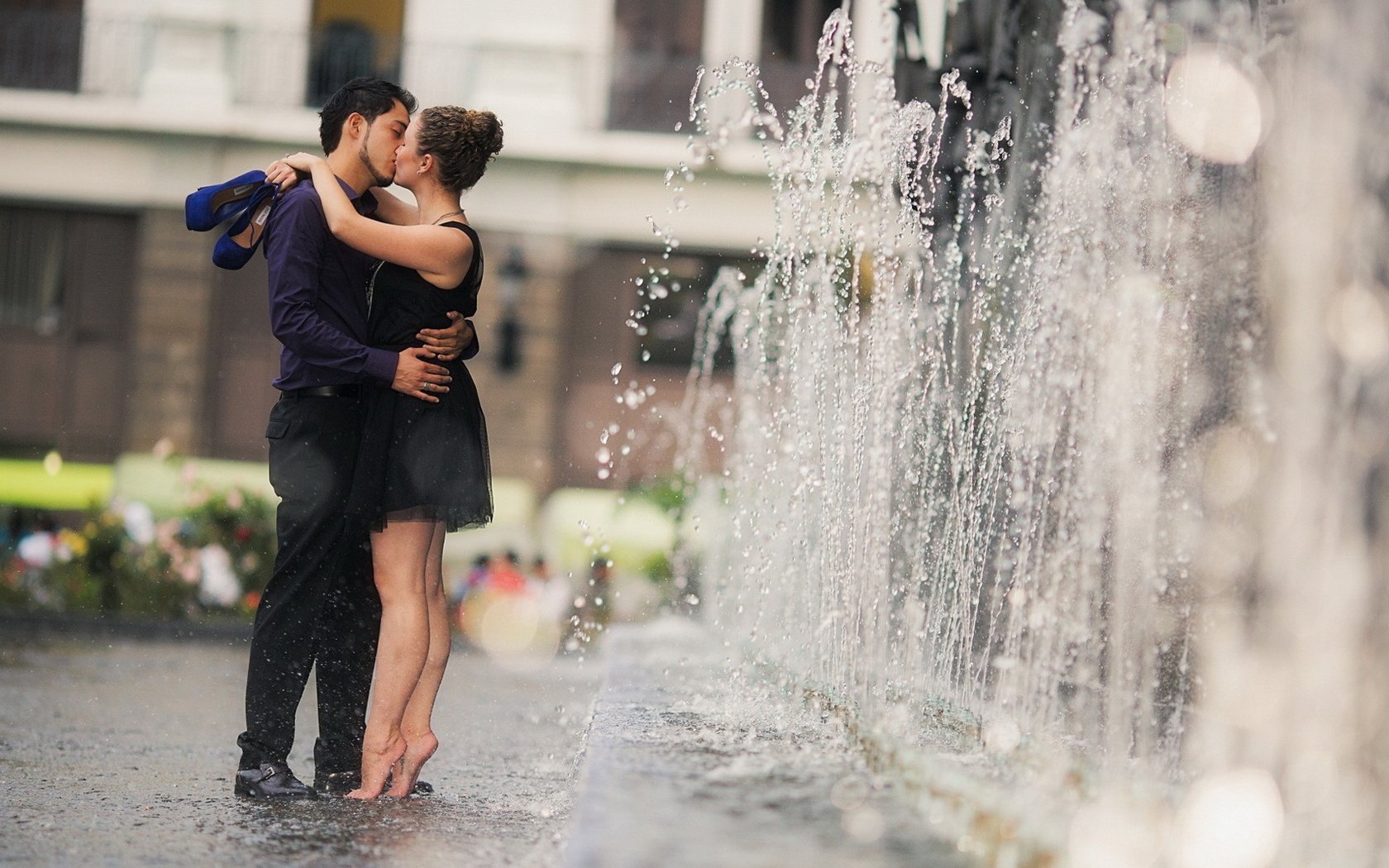 Девушка и парень в душе целуются фото