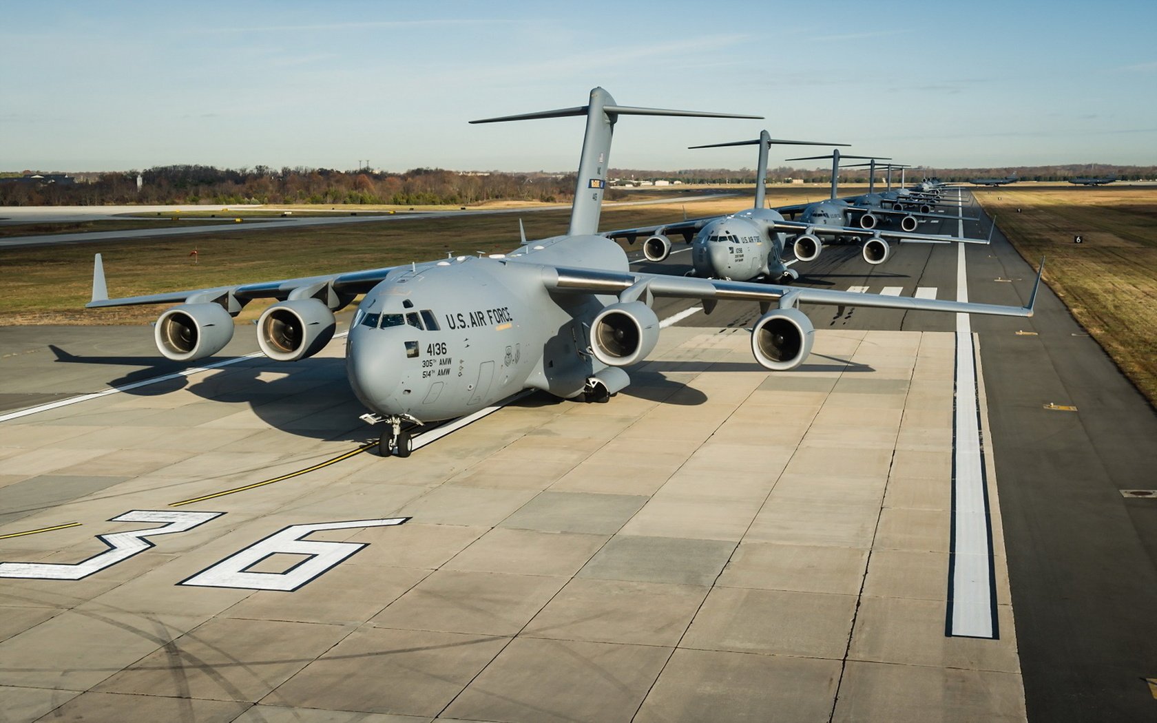 Обои самолеты, аэродром, c-17 globemaster iii, aircraft, the airfield разрешение 1920x1200 Загрузить