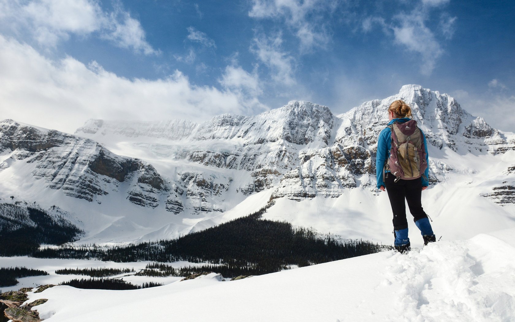 Обои небо, облака, горы, снег, лес, девушка, лыжи, the sky, clouds, mountains, snow, forest, girl, ski разрешение 1920x1200 Загрузить