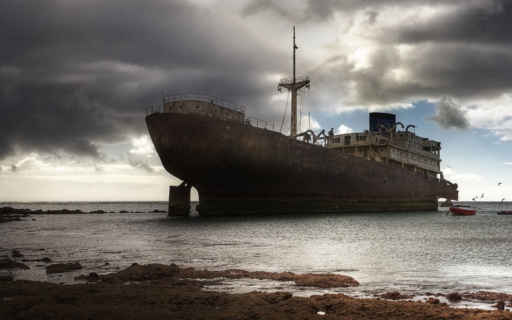 Обои вода, корабль, океан, крушение, судно, бедствие, water, ship, the ocean, the crash, the ship, disaster разрешение 2560x1600 Загрузить