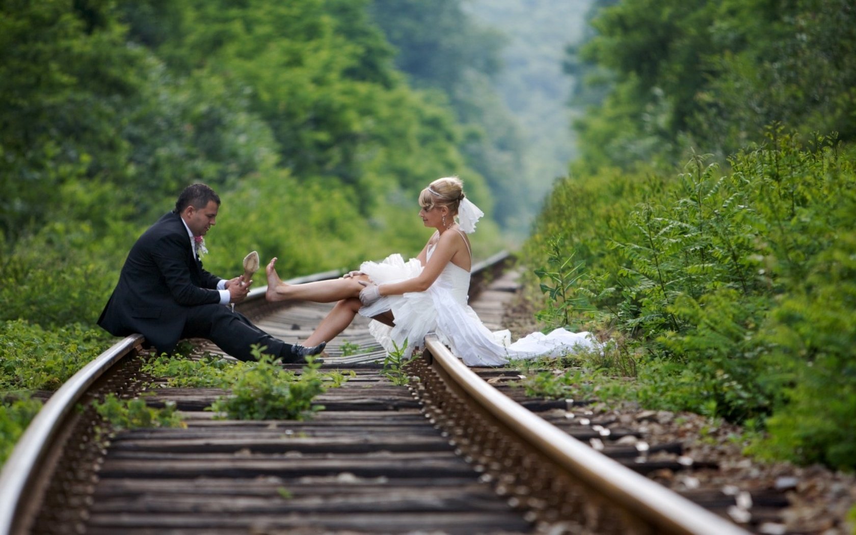 Обои фон, ситуации, свадьба, жених и невеста на рельсах, background, situation, wedding, the bride and groom on the rails разрешение 1920x1080 Загрузить