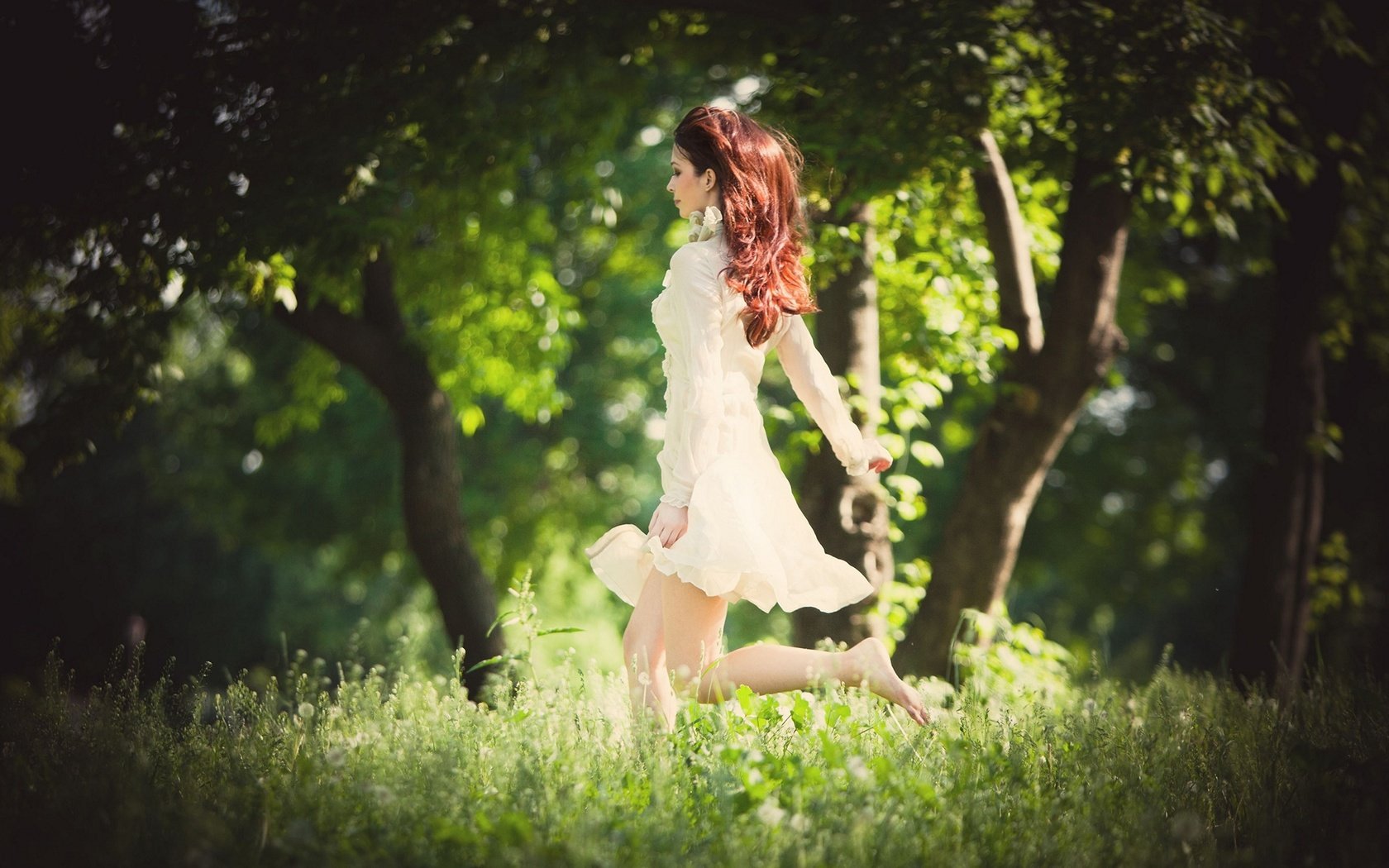 Обои лес, девушка, настроение, бег, женщина, шатенка, forest, girl, mood, running, woman, brown hair разрешение 1920x1200 Загрузить