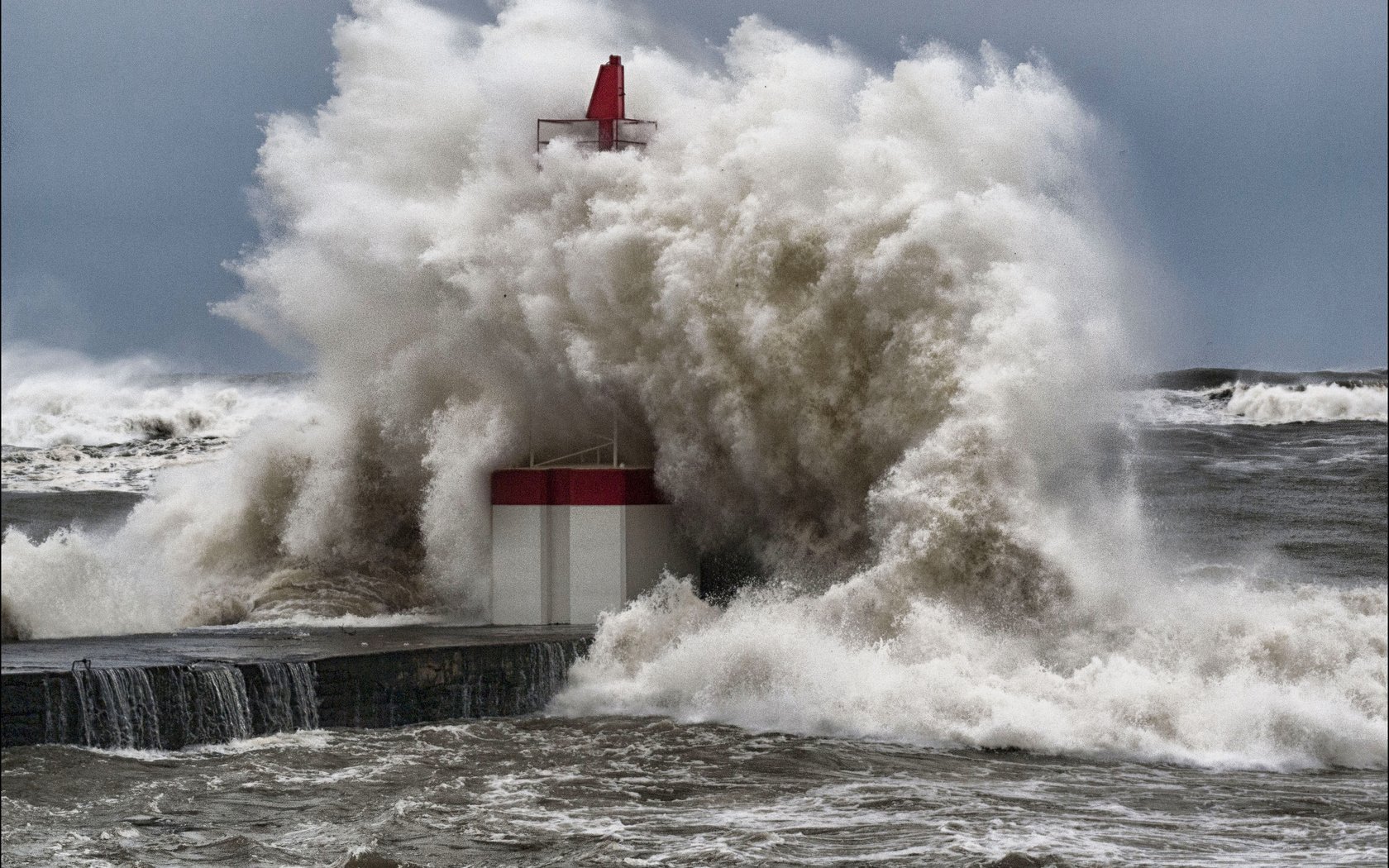 Обои море, маяк, волна, причал, океан, шторм, пена, sea, lighthouse, wave, pier, the ocean, storm, foam разрешение 3466x2311 Загрузить