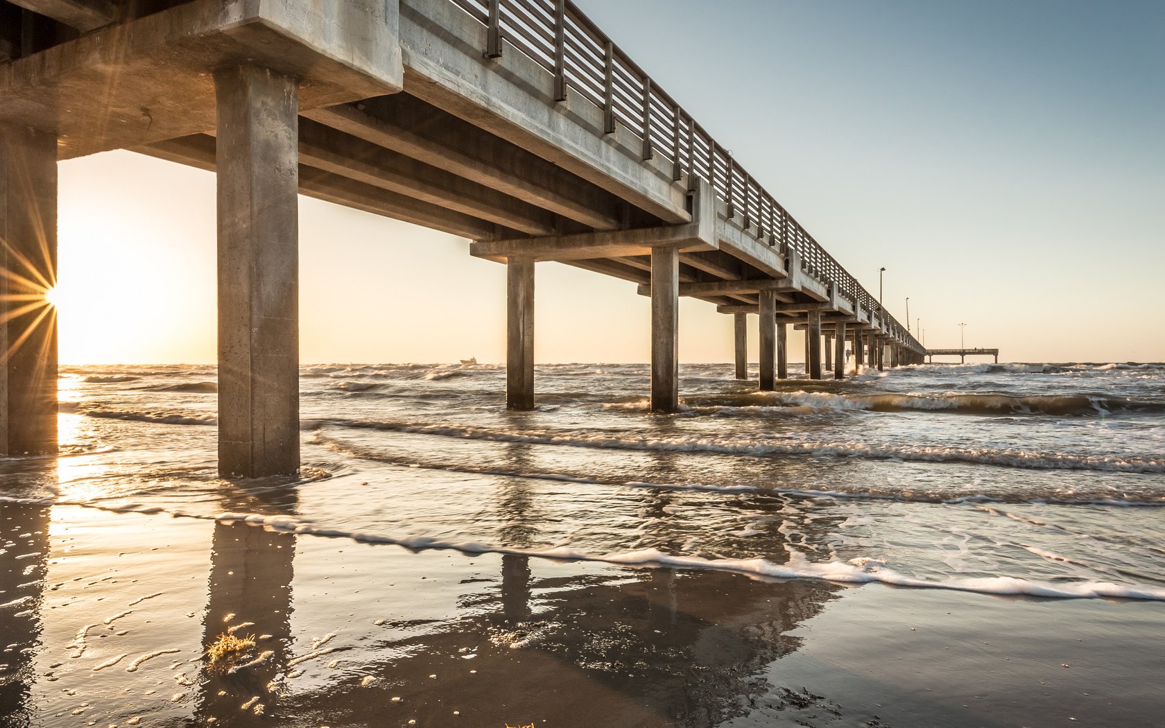 Обои небо, волны, мост.сваи.опоры, the sky, wave, bridge.piles.support разрешение 4096x2160 Загрузить