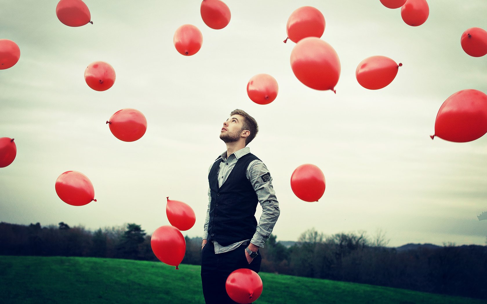 Обои небо, настроение, парень, воздушные шарики, the sky, mood, guy, balloons разрешение 2000x1328 Загрузить