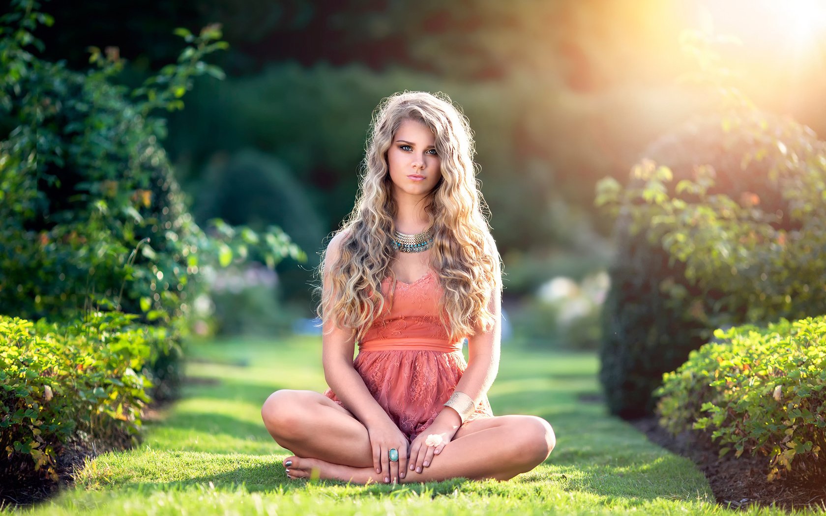 Обои украшения, девушка, блондинка, взгляд, кудри, decoration, girl, blonde, look, curls разрешение 2048x1365 Загрузить