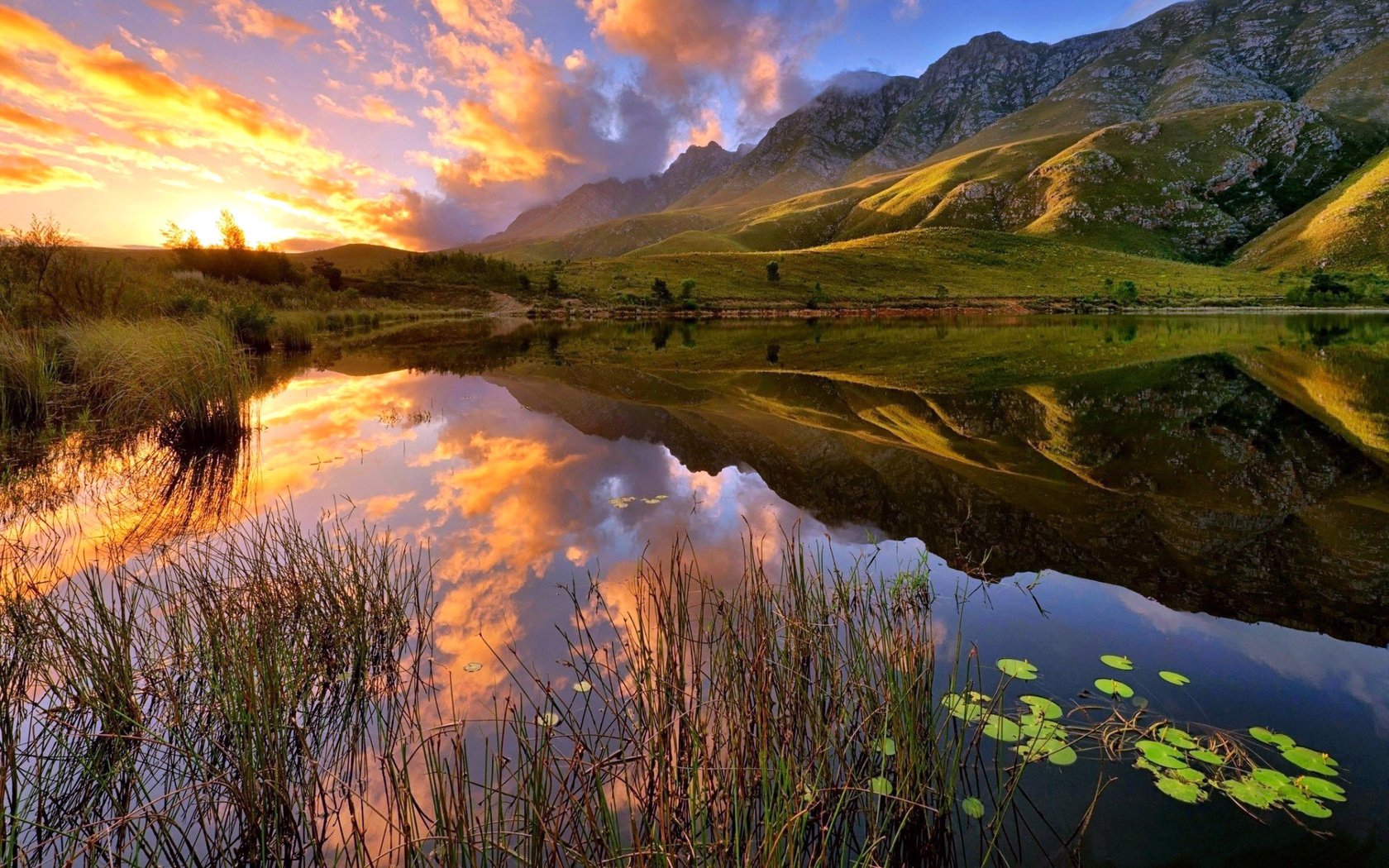 Обои небо, облака, озеро, горы, закат, отражение, the sky, clouds, lake, mountains, sunset, reflection разрешение 1920x1200 Загрузить