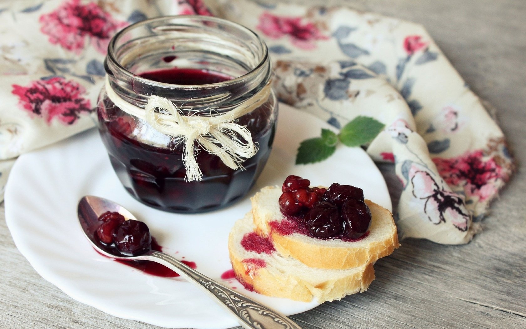 Обои еда, черника, баночка, булка, булочка, варенье, food, blueberries, jar, roll, bun, jam разрешение 2560x1600 Загрузить