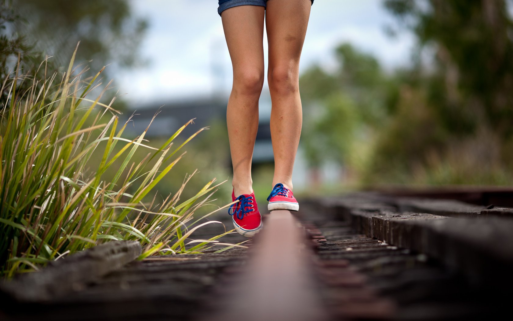 Обои железная дорога, девушка, кеды, ноги, railroad, girl, sneakers, feet разрешение 2000x1333 Загрузить