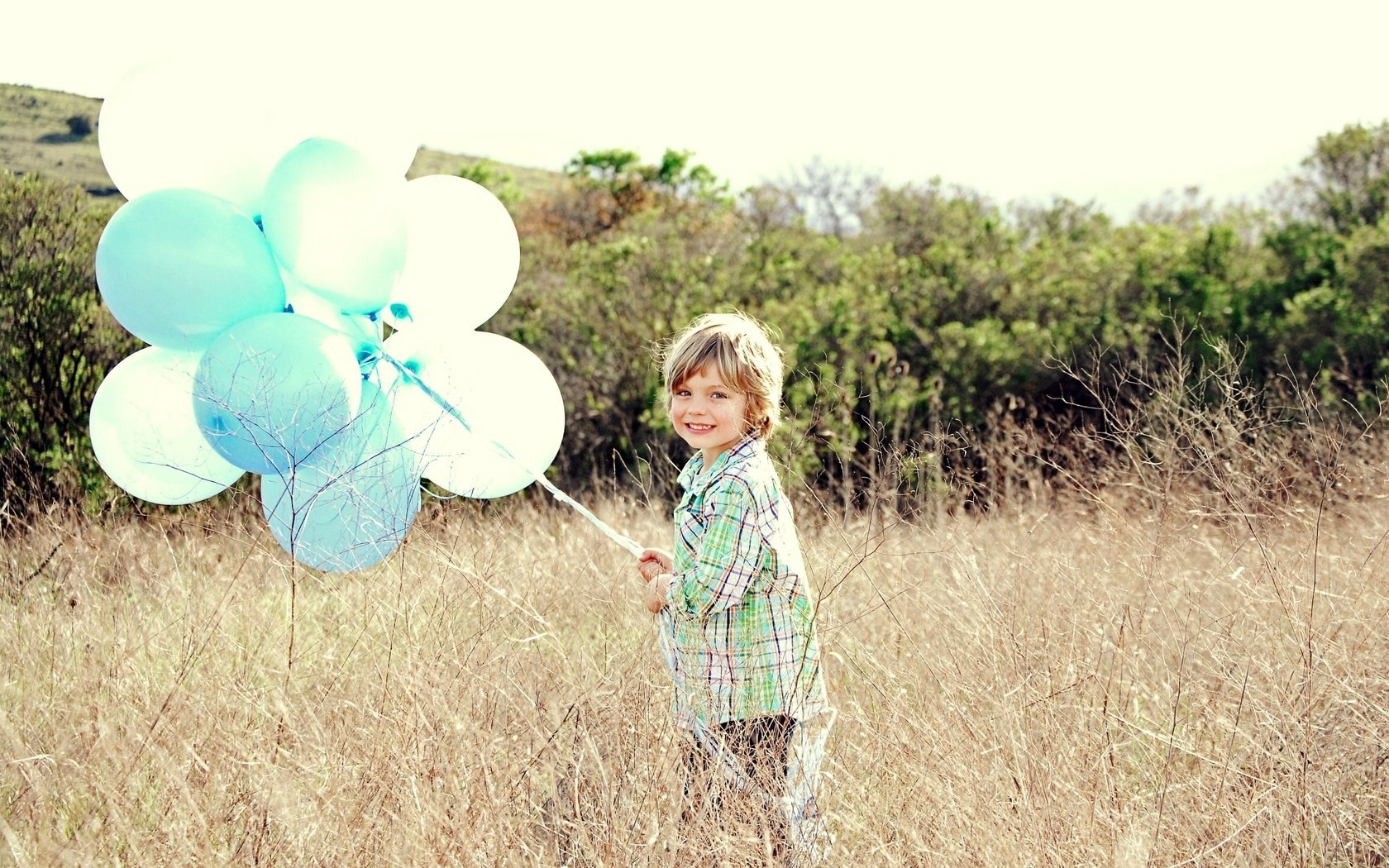 Обои поле, дети, мальчик, воздушные шарики, field, children, boy, balloons разрешение 3000x1984 Загрузить