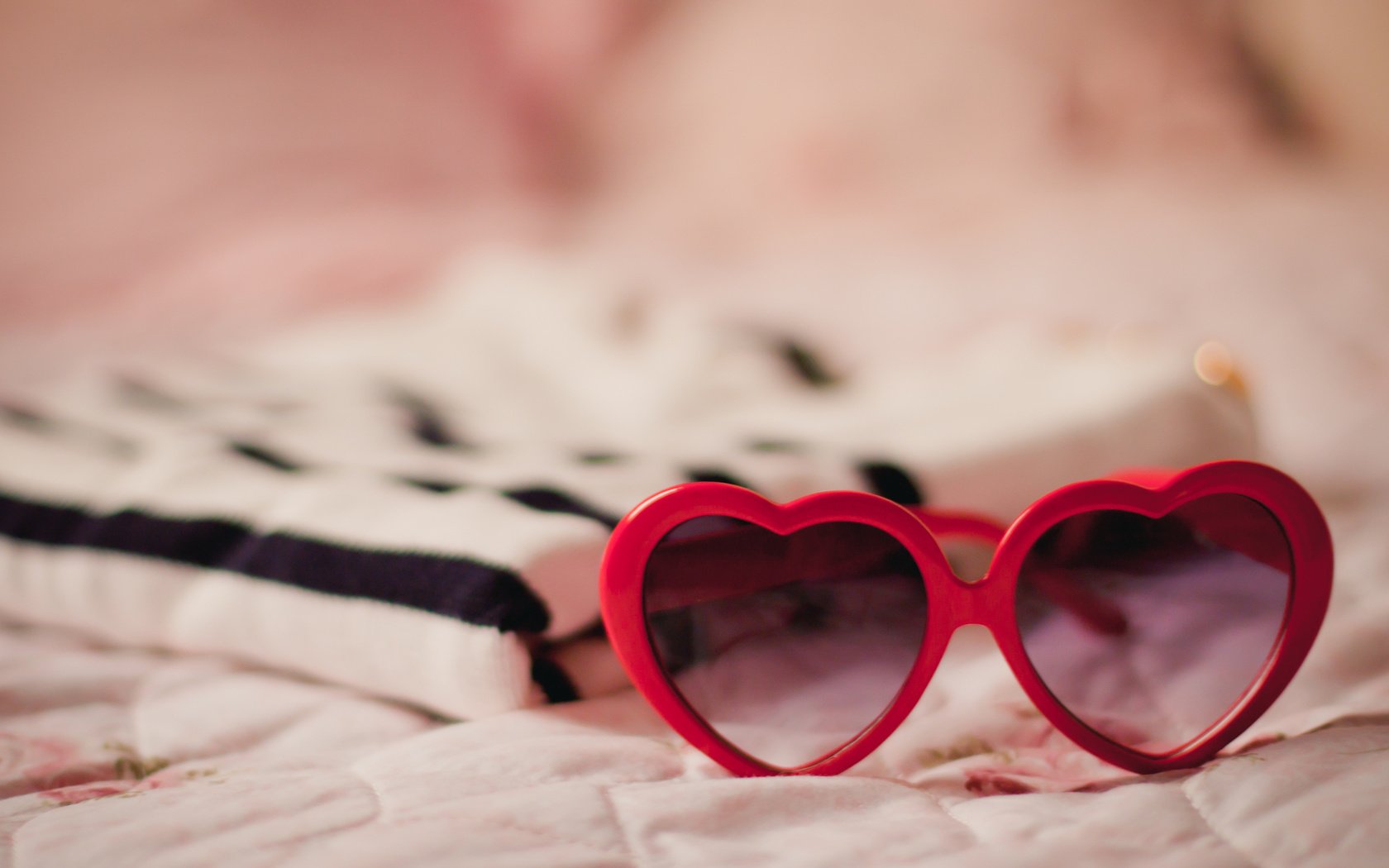 Обои очки, красные, сердечки, glasses, red, hearts разрешение 2048x1365 Загрузить