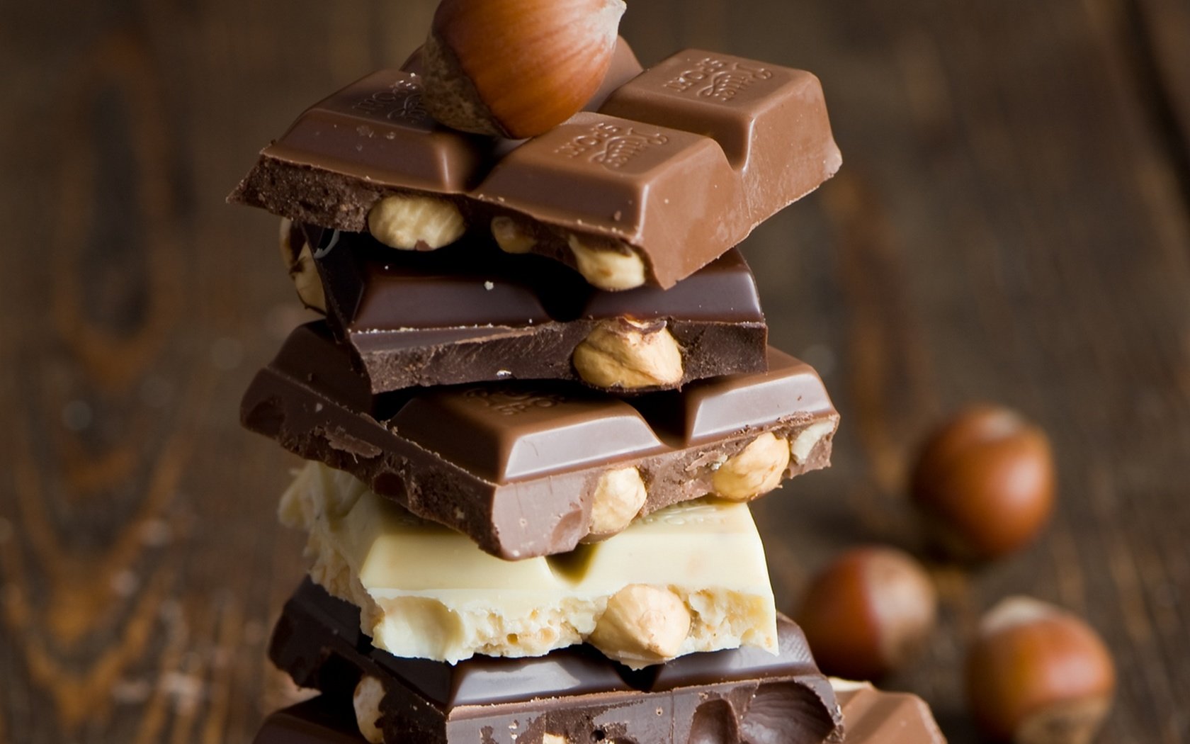 Обои орехи, черный, белый, шоколад, темный, фундук, молочный, nuts, black, white, chocolate, dark, hazelnuts, milk разрешение 1920x1379 Загрузить