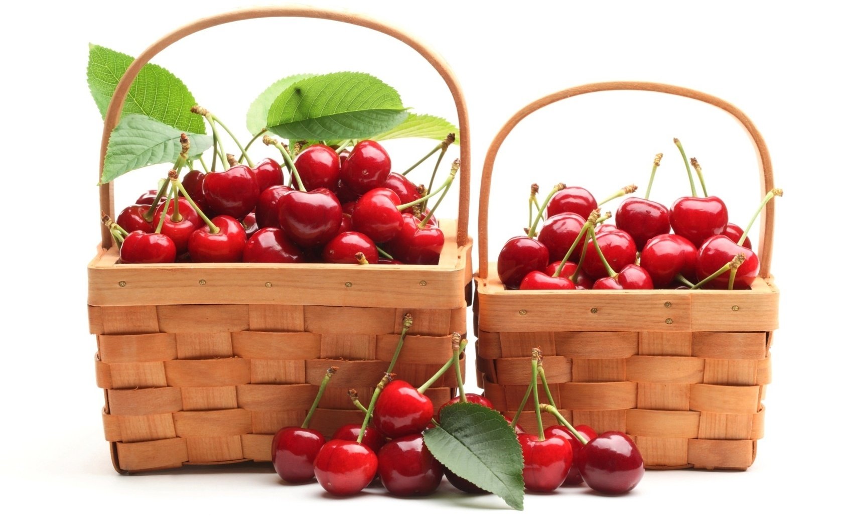 Обои красные, черешня, ягоды, белый фон, вишня, корзинки, red, cherry, berries, white background, baskets разрешение 1920x1200 Загрузить