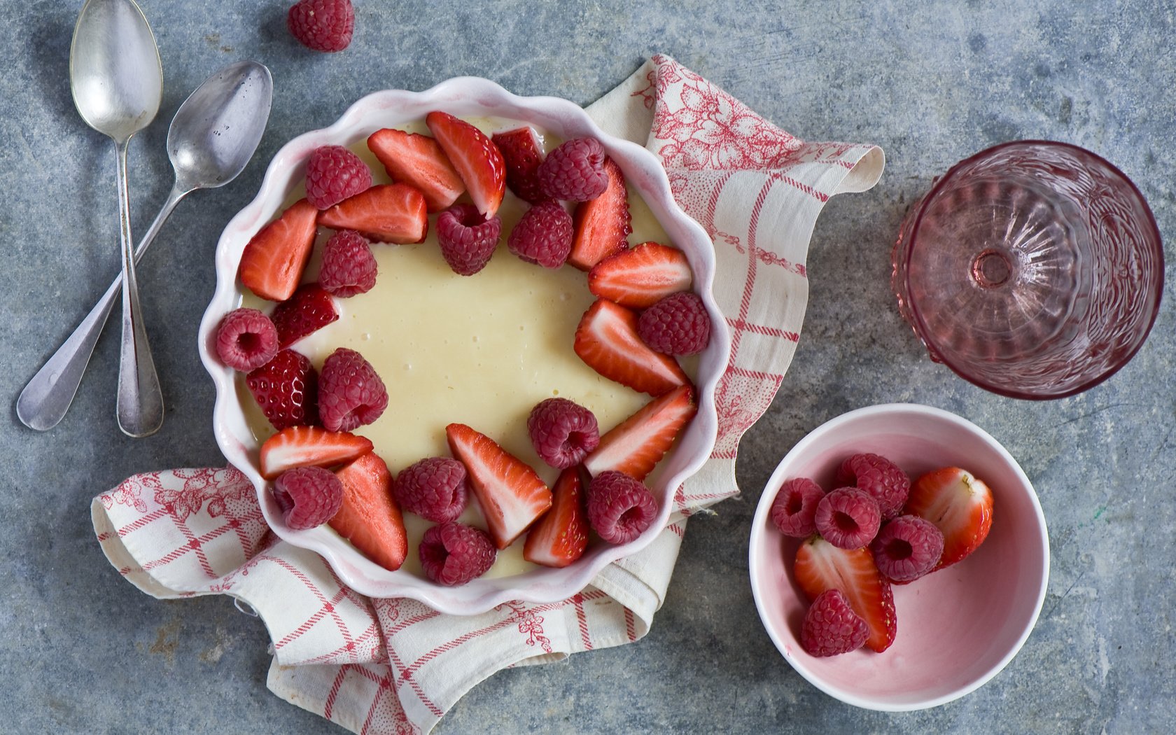 Обои малина, клубника, ягоды, стакан, пирог, anna verdina, ложки, raspberry, strawberry, berries, glass, pie, spoon разрешение 2000x1331 Загрузить