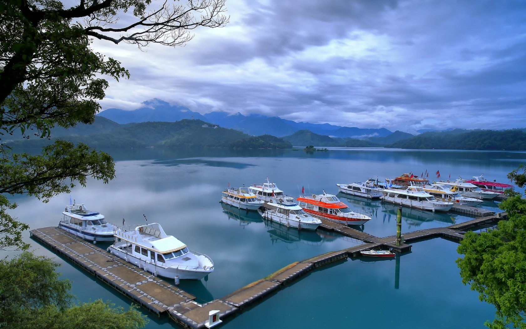 Обои небо, облака, вода, озеро, пейзаж, лодки, пристань, бухта, the sky, clouds, water, lake, landscape, boats, marina, bay разрешение 2560x1600 Загрузить