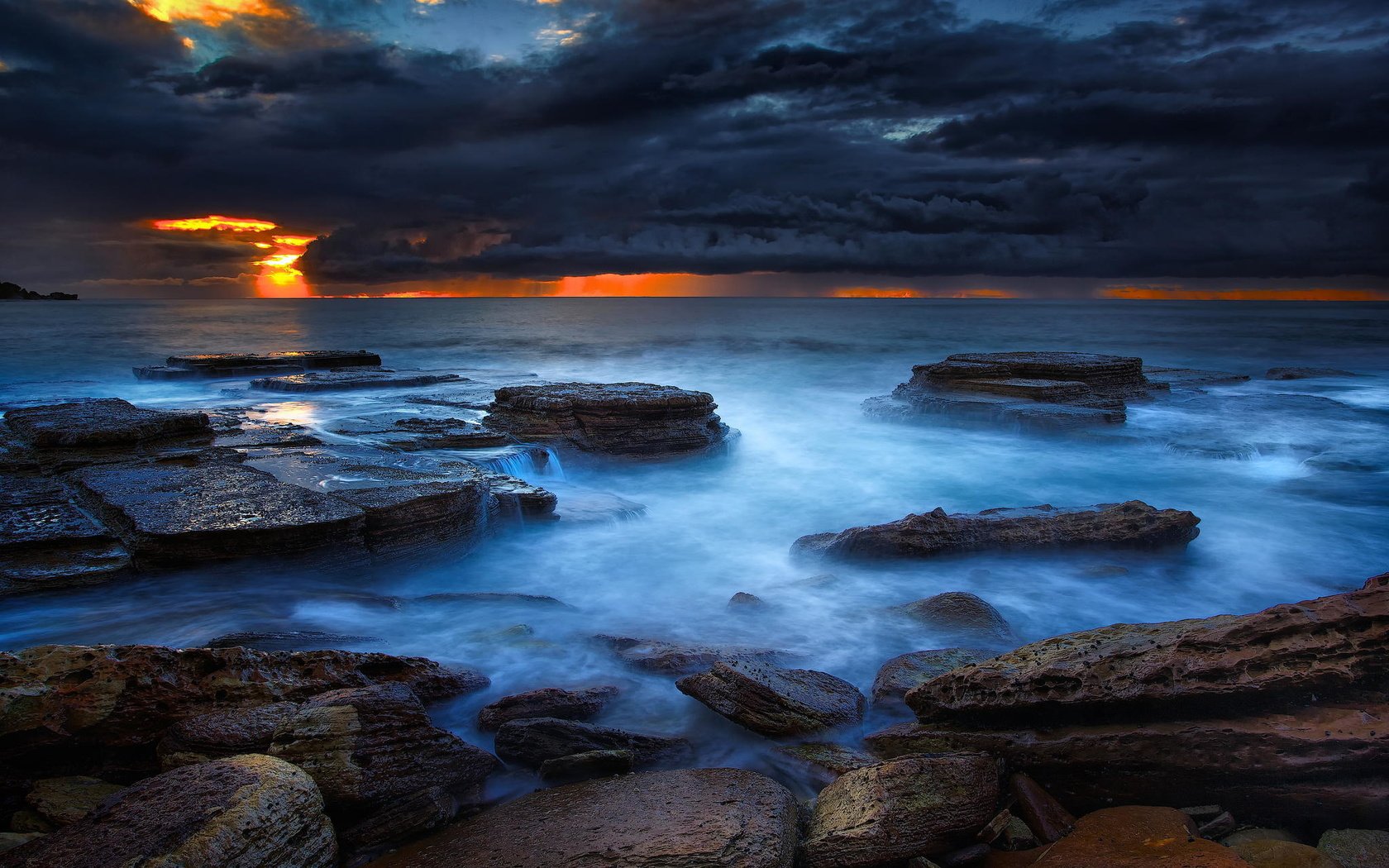 Обои скалы, камни, берег, тучи, пляж, рассвет, океан, rocks, stones, shore, clouds, beach, dawn, the ocean разрешение 2048x1365 Загрузить