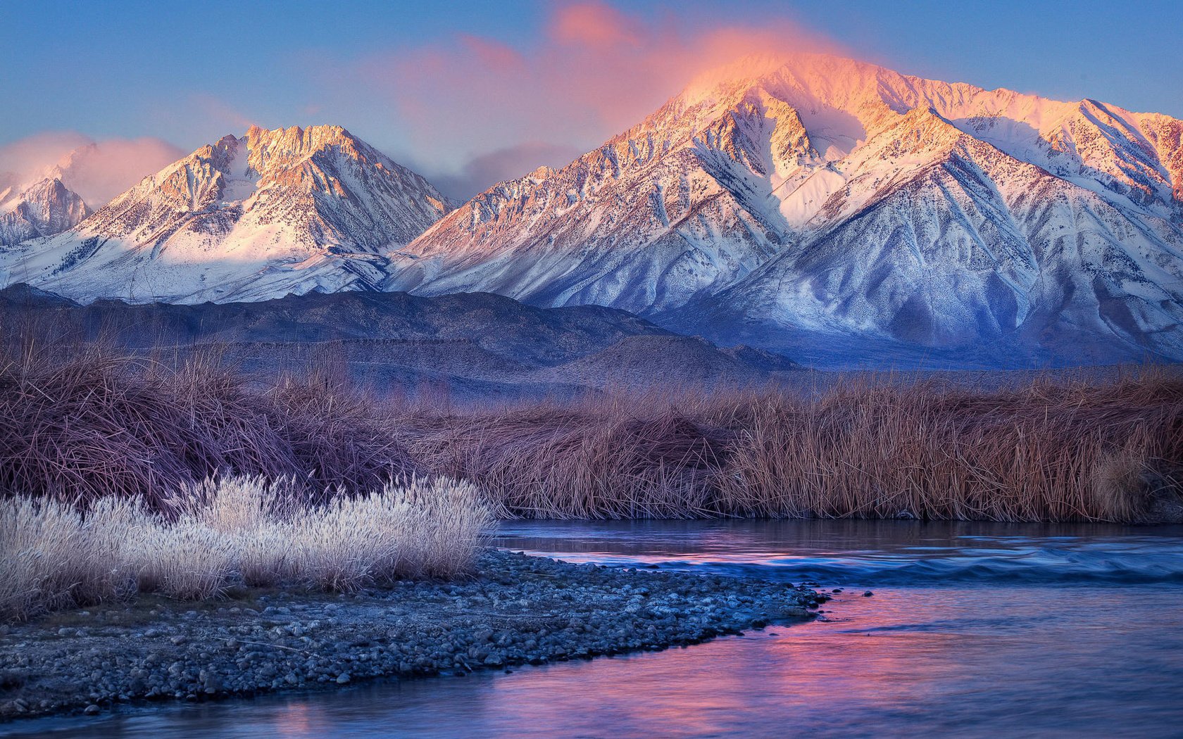 Обои трава, вода, горы, снег, камни, пейзаж, grass, water, mountains, snow, stones, landscape разрешение 1920x1200 Загрузить