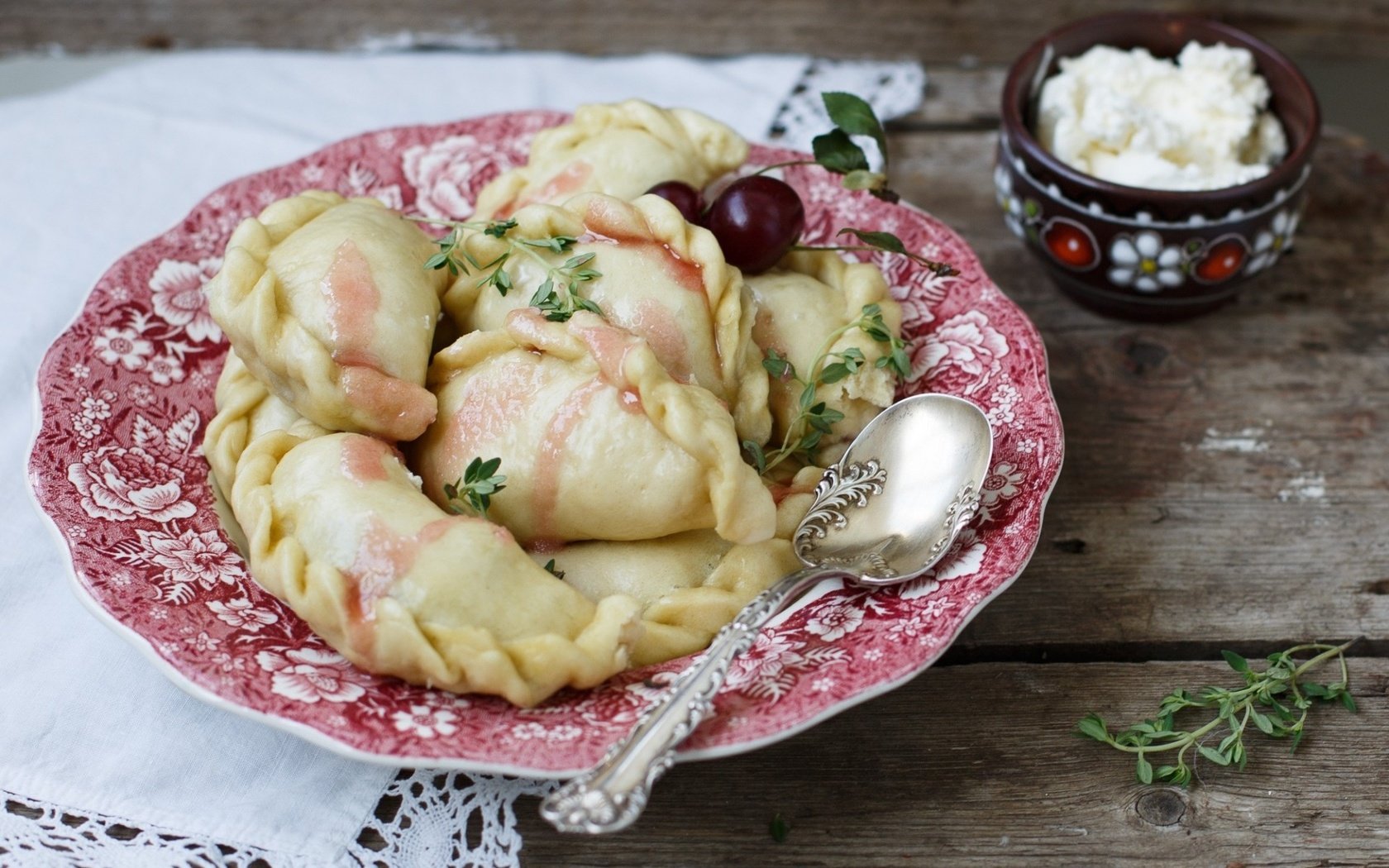 Обои вишни, тарелка, ложка, творог, вареники, cherry, plate, spoon, cheese, dumplings разрешение 1920x1465 Загрузить