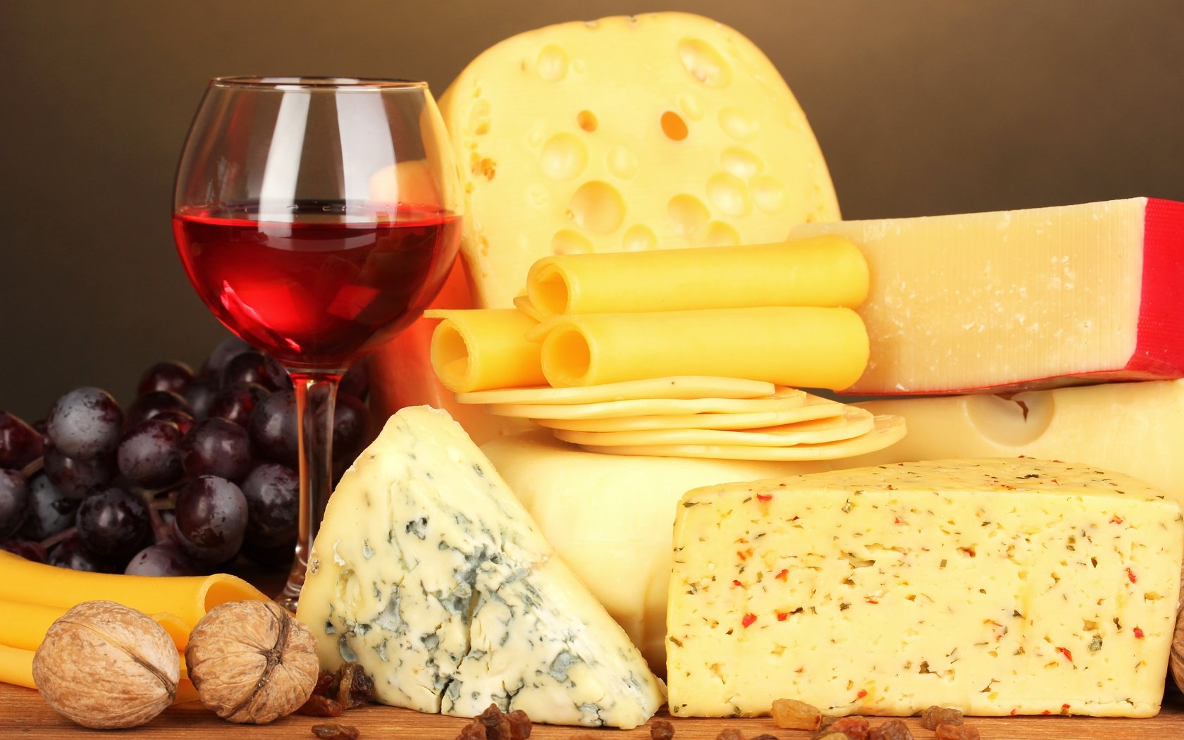 Обои орехи, виноград, бокал, сыр, вино, изюм, виногдад, разные сорта сыра, nuts, grapes, glass, cheese, wine, raisins, winograd, different types of cheese разрешение 5150x3433 Загрузить