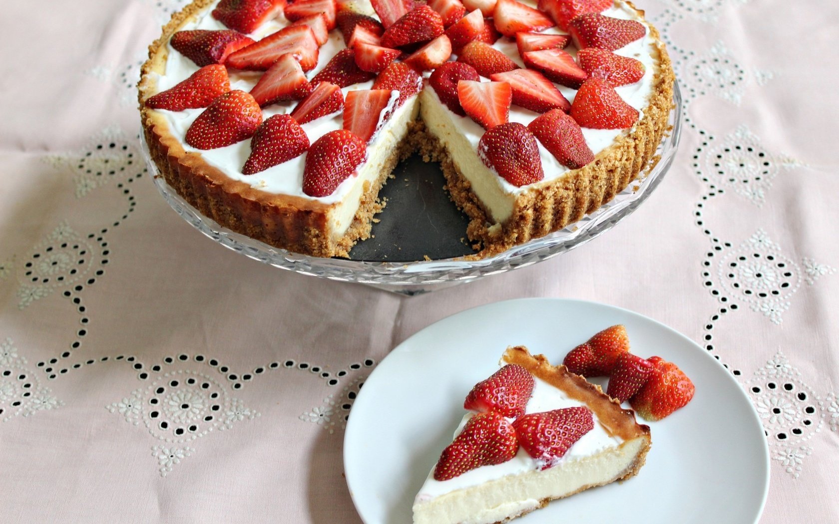 Обои клубника, ягоды, сладкое, торт, десерт, скатерть, чизкейк, strawberry, berries, sweet, cake, dessert, tablecloth, cheesecake разрешение 1920x1280 Загрузить