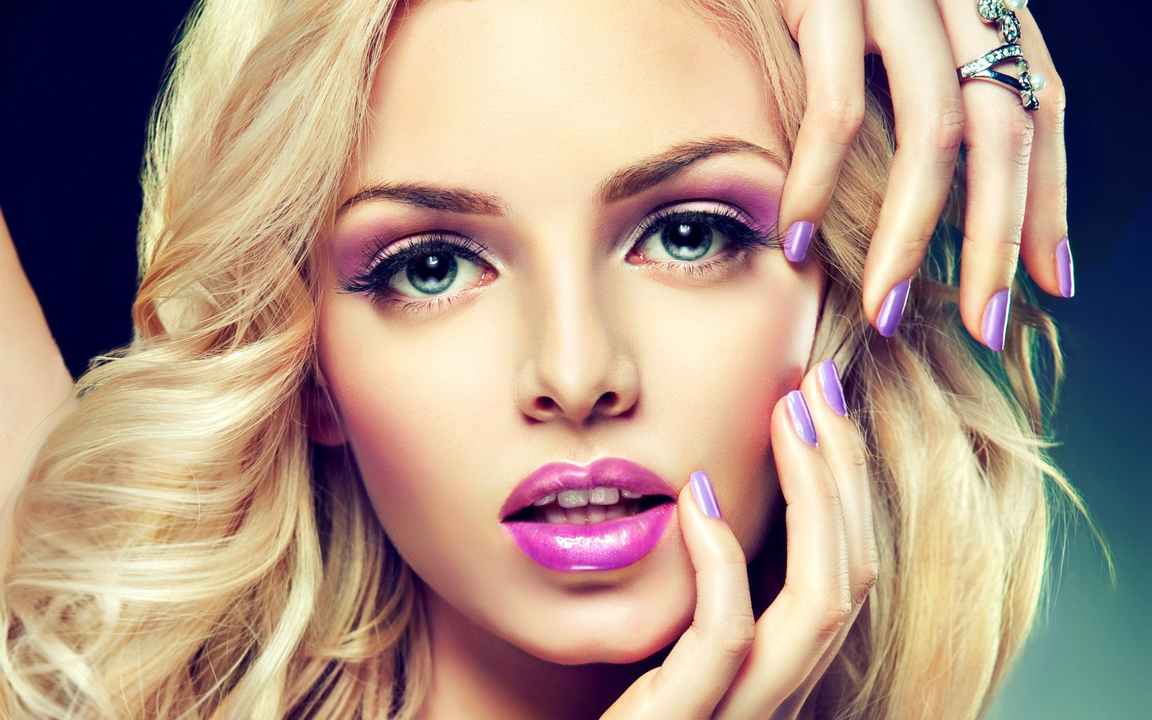Обои блондинка, модель, губы, лицо, макияж, помада, маникюр, blonde, model, lips, face, makeup, lipstick, manicure разрешение 2560x1920 Загрузить