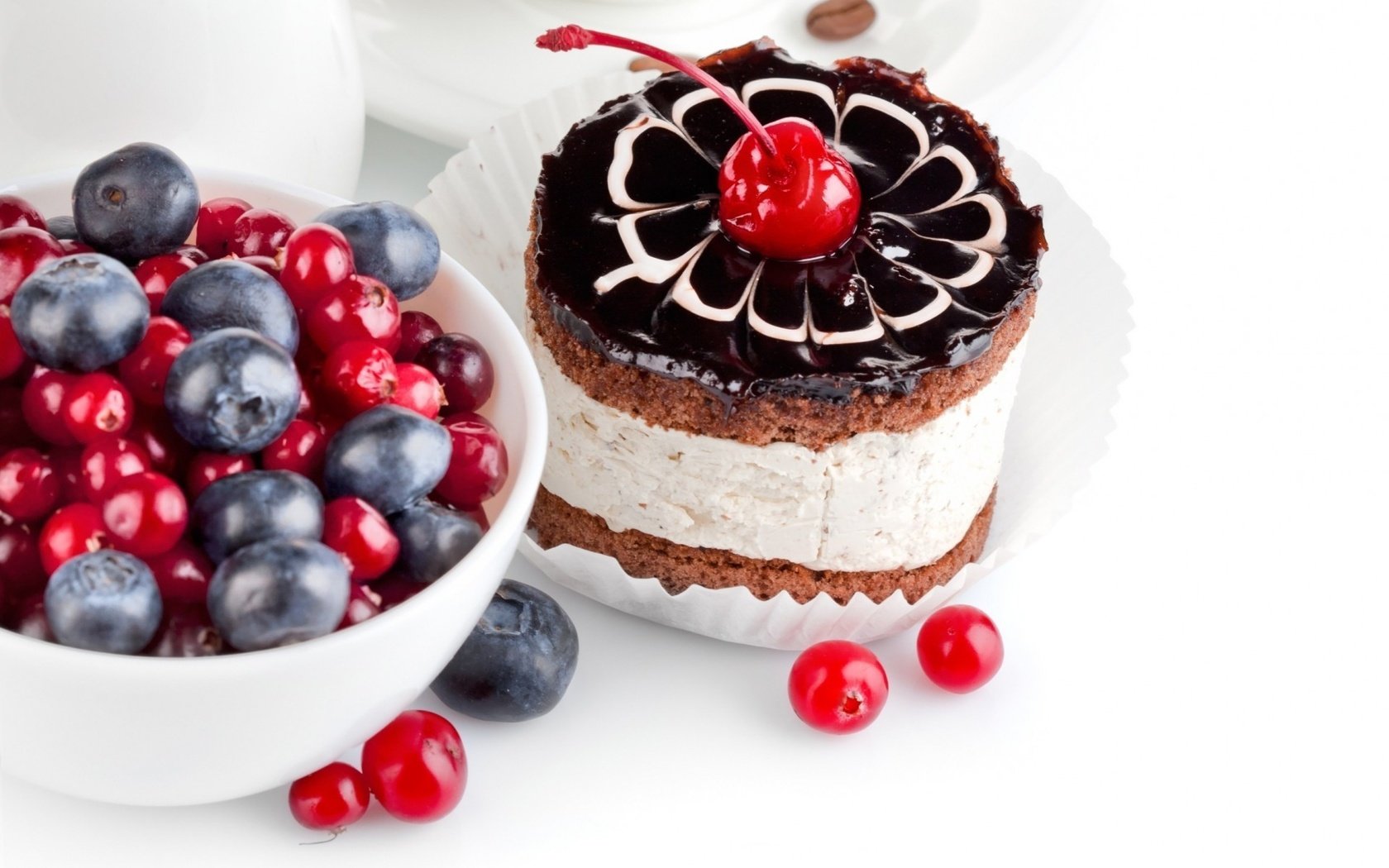 Обои ягоды, черника, сладкое, десерт, пирожное, вишенка, клюква, berries, blueberries, sweet, dessert, cake, cherry, cranberry разрешение 1920x1308 Загрузить