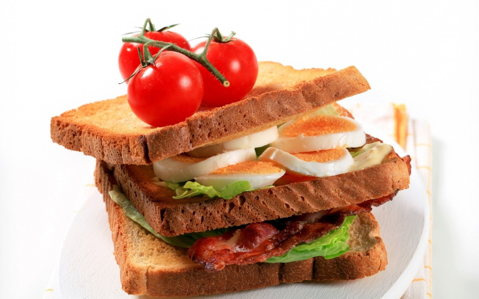 Обои бутерброд, хлеб, мясо, яйца, помидоры, салат, sandwich, bread, meat, eggs, tomatoes, salad разрешение 1920x1339 Загрузить