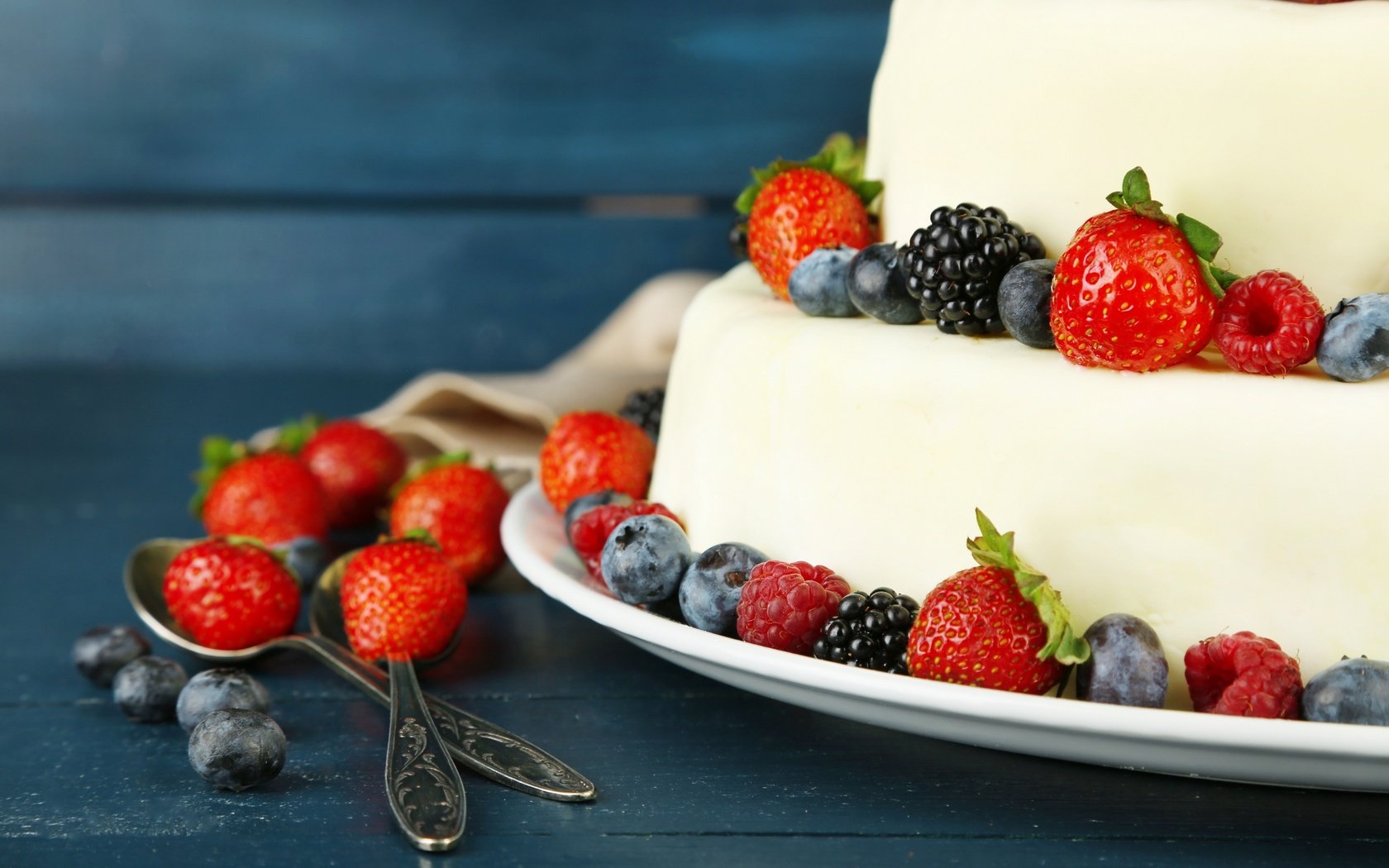 Обои крем для торта, ежевика, малина, клубника, ягоды, черника, сладкое, торт, десерт, cream cake, blackberry, raspberry, strawberry, berries, blueberries, sweet, cake, dessert разрешение 2880x1920 Загрузить