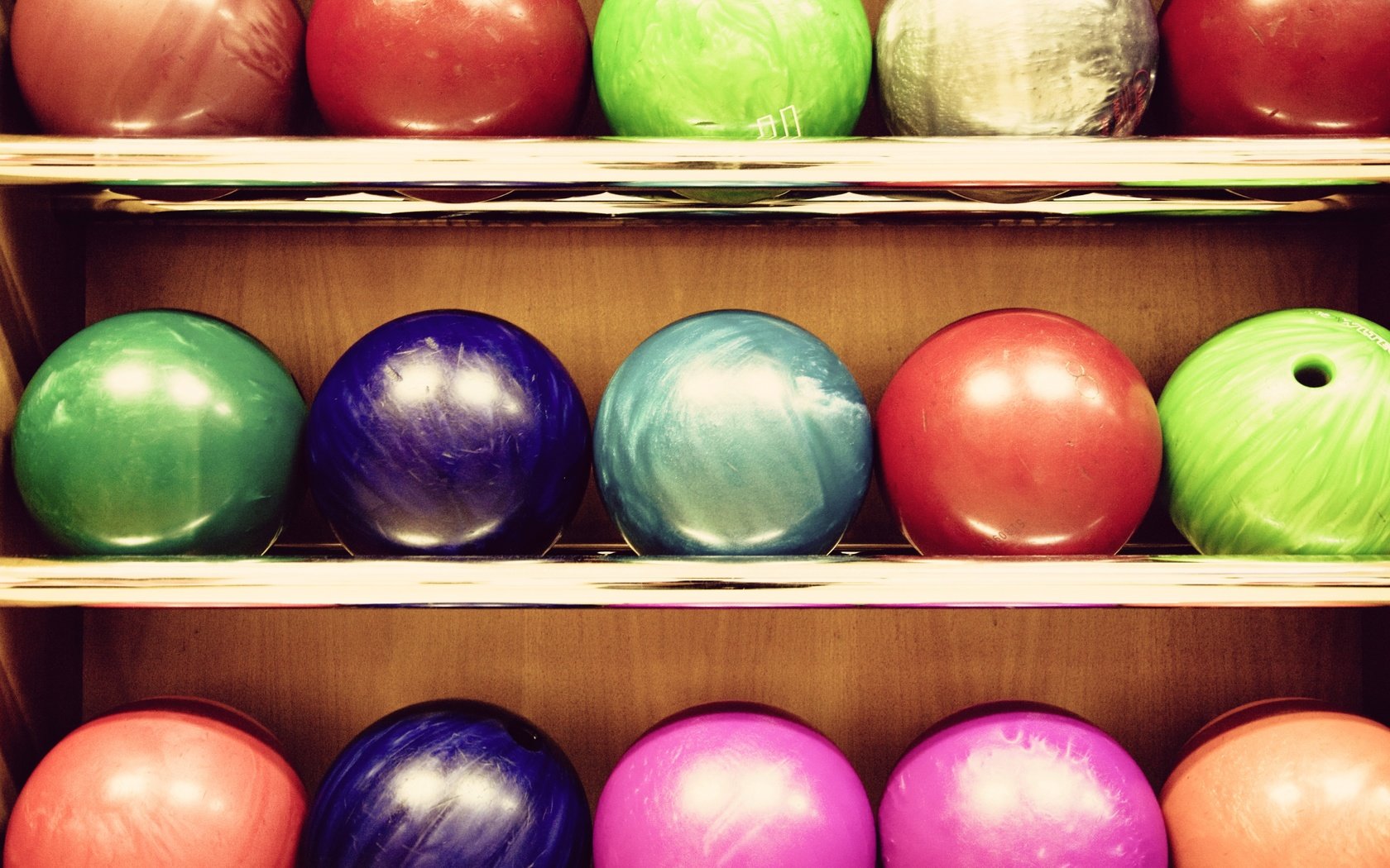 Обои шары, цвет, боулинг, полки, markus spiske, balls, color, bowling, shelves разрешение 4332x2860 Загрузить