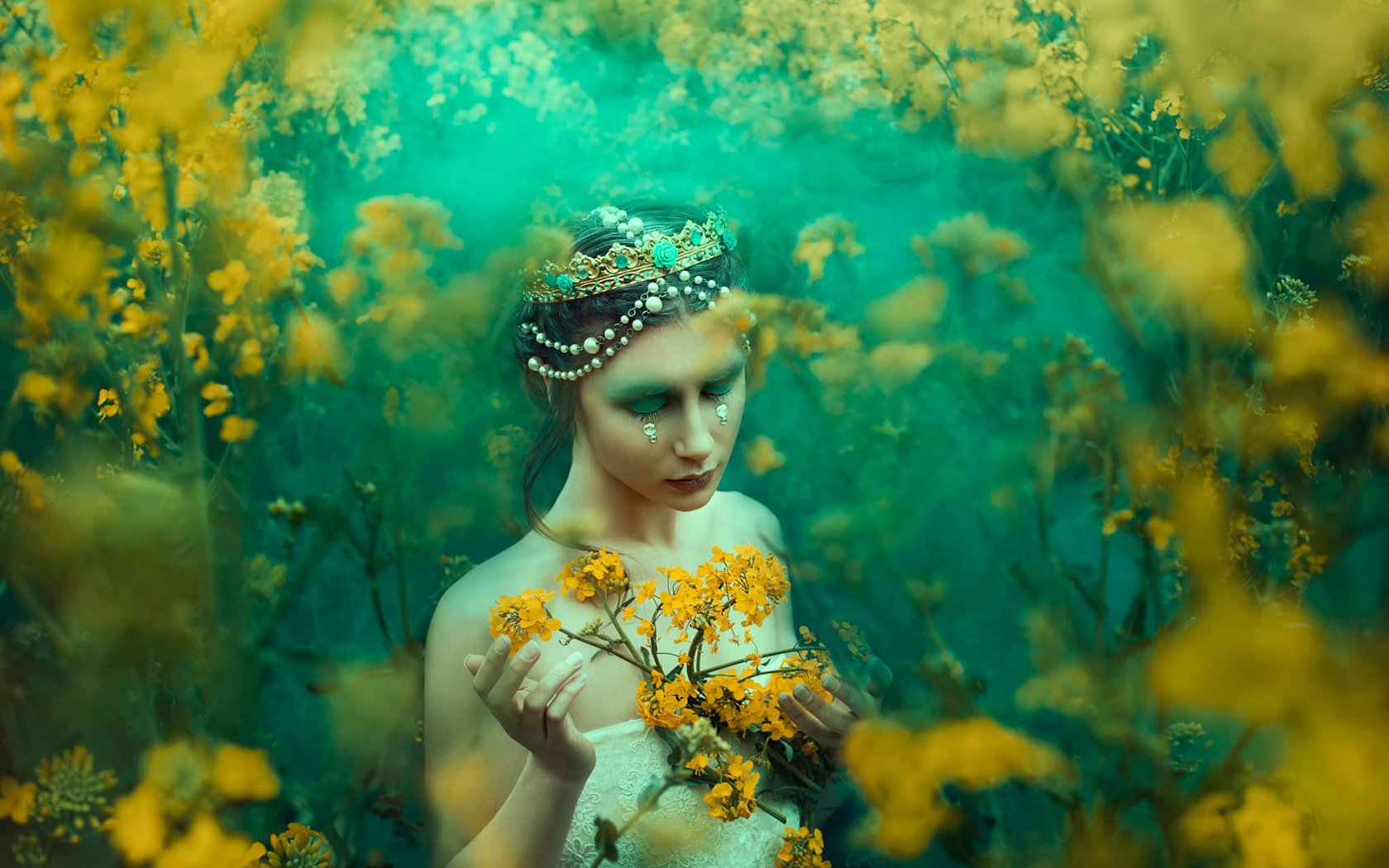 Обои украшения, девушка, макияж, слезы, bella kotak, a midsummer's dream, decoration, girl, makeup, tears разрешение 2048x1365 Загрузить