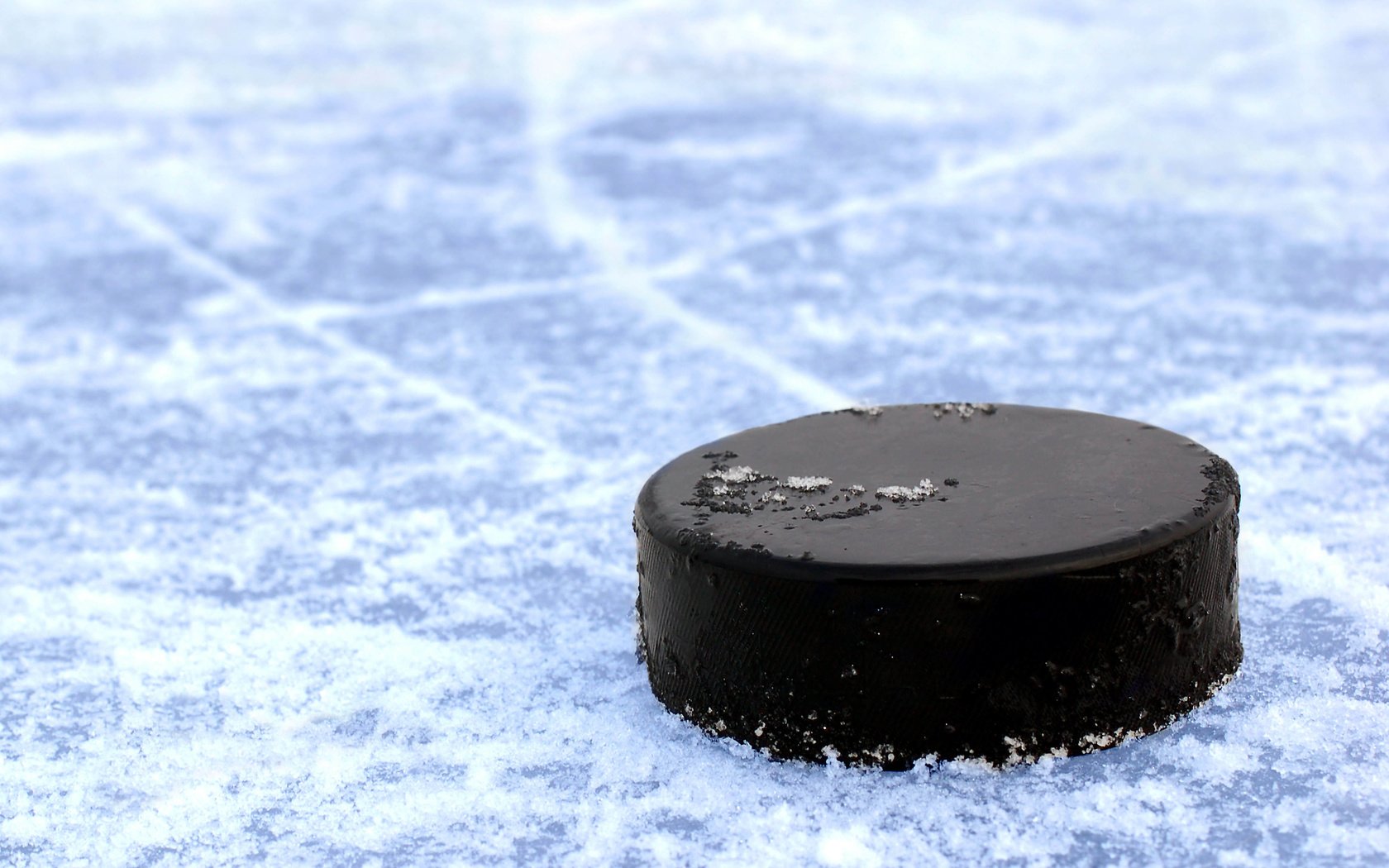 Обои полосы, хоккей, лёд, черная, шайба, на, от, льду, strip, hockey, ice, black, washer, on, from разрешение 2560x1600 Загрузить