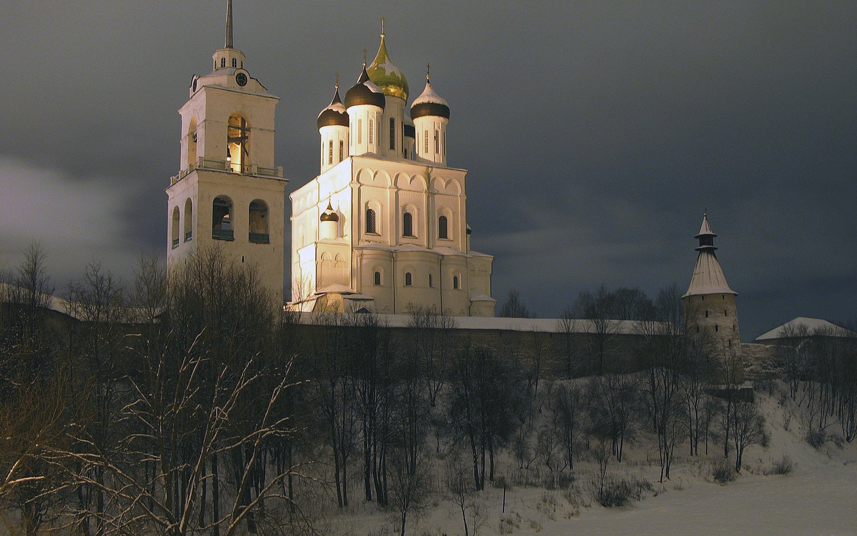 Обои небо, псков, храм, тучи, собор, город, россия, церковь, купола, the sky, pskov, temple, clouds, cathedral, the city, russia, church, dome разрешение 1920x1200 Загрузить