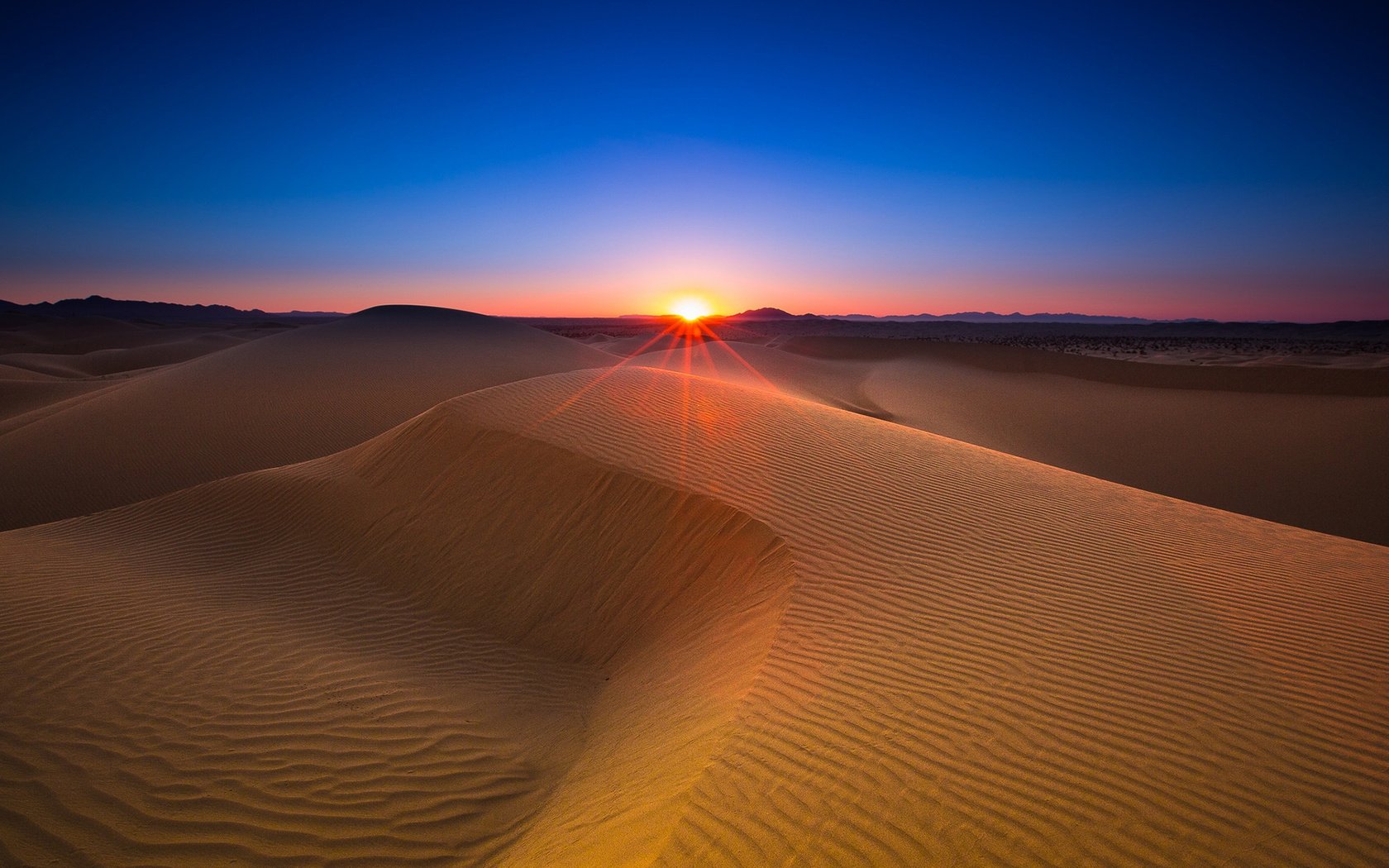 Обои небо, солнце, закат, песок, горизонт, пустыня, дюны, the sky, the sun, sunset, sand, horizon, desert, dunes разрешение 1920x1200 Загрузить