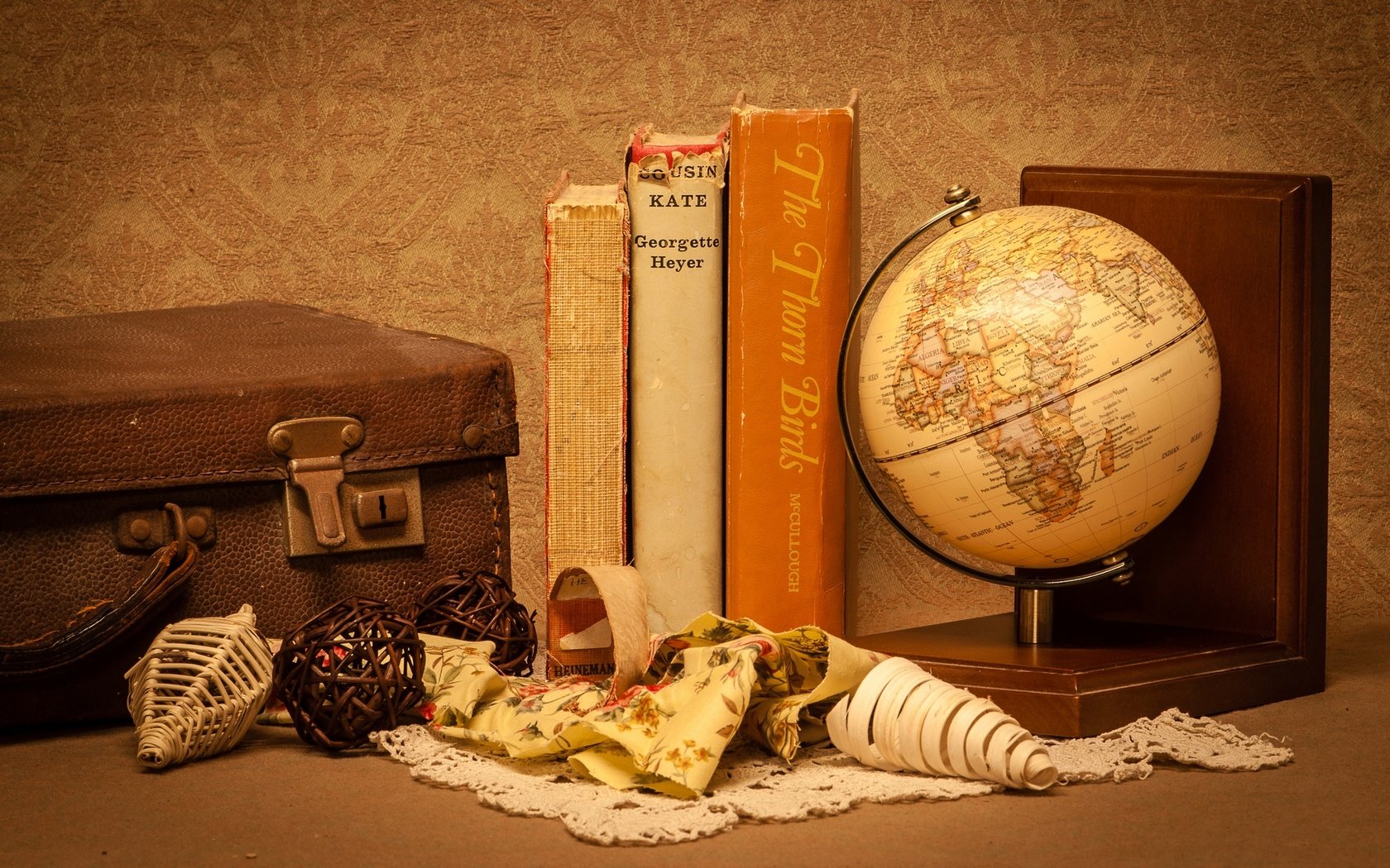 Обои книги, глобус, салфетка, чемодан, натюрморт, поделки, books, globe, napkin, suitcase, still life, diy разрешение 1920x1200 Загрузить