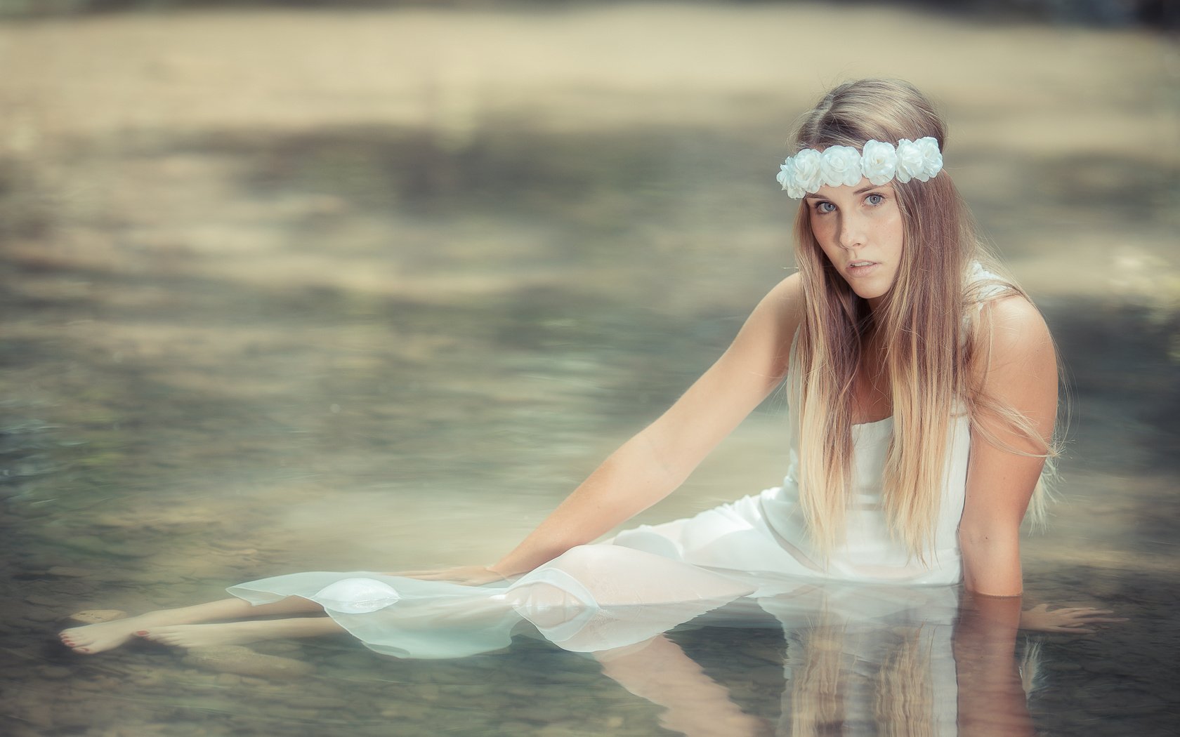 Обои цветы, вода, девушка, платье, блондинка, взгляд, flowers, water, girl, dress, blonde, look разрешение 2048x1365 Загрузить