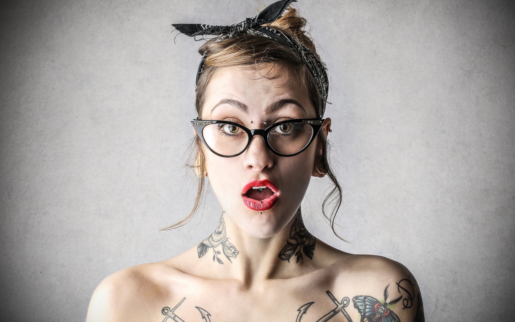 Обои девушка, tattoos, astonished woman, портрет, удивленная, смотрит, взгляд, очки, татуировки, лицо, женщина, girl, portrait, surprised, looks, look, glasses, tattoo, face, woman разрешение 5500x3768 Загрузить