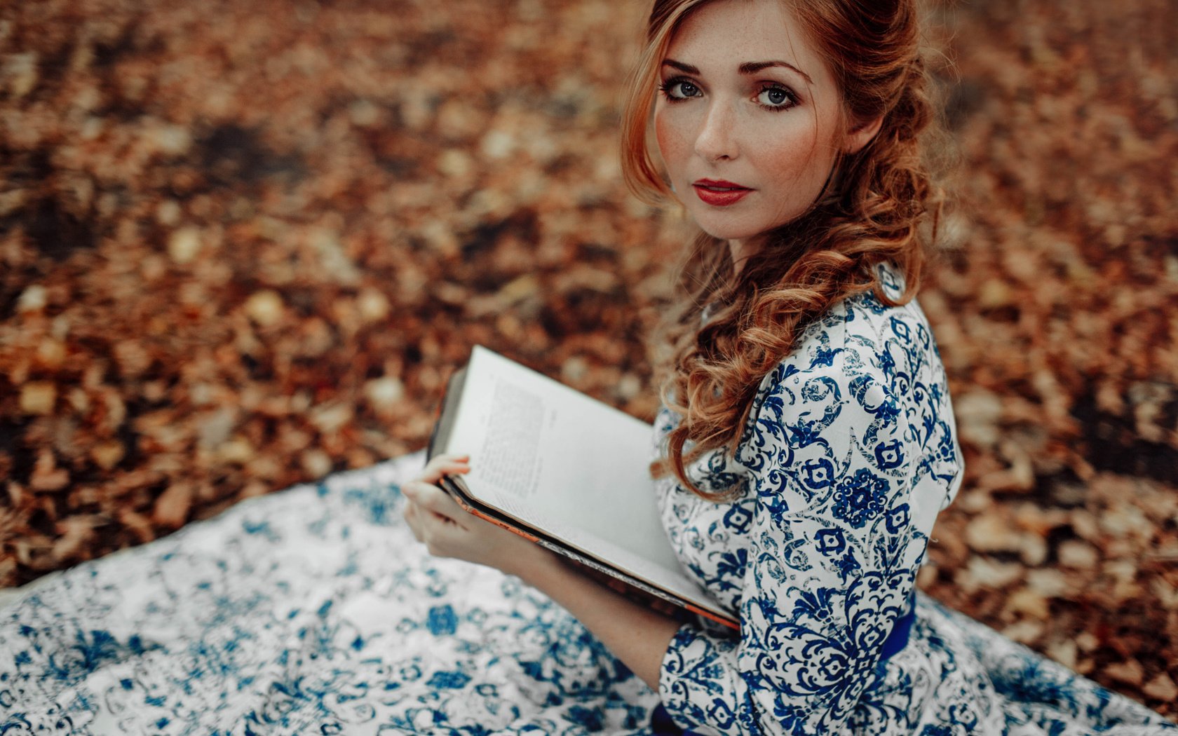 Обои девушка, платье, взгляд, осень, рыжая, локоны, книга, girl, dress, look, autumn, red, curls, book разрешение 2048x1365 Загрузить