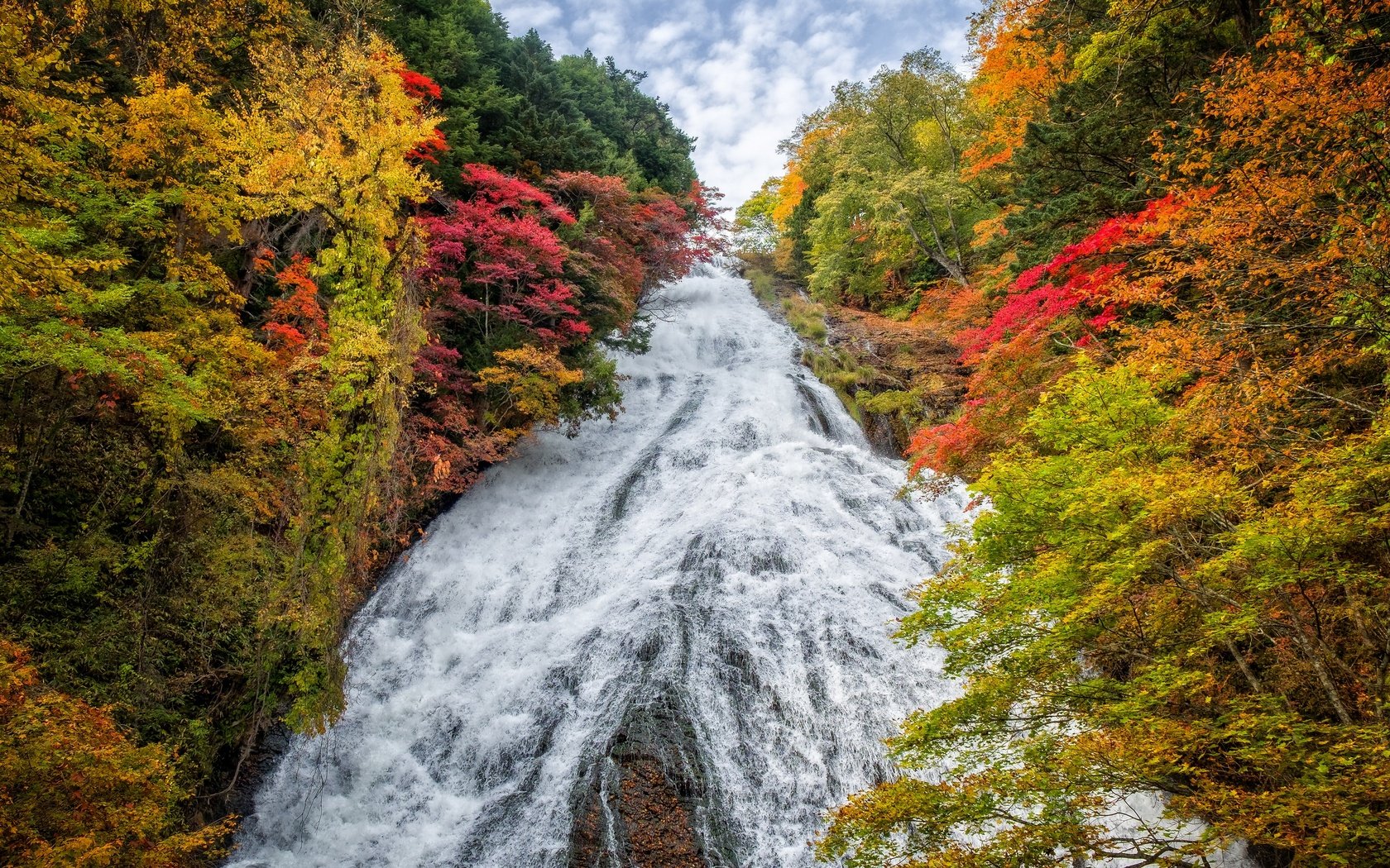 Обои деревья, пейзаж, водопад, осень, япония, yudaki waterfall, trees, landscape, waterfall, autumn, japan разрешение 2880x1920 Загрузить