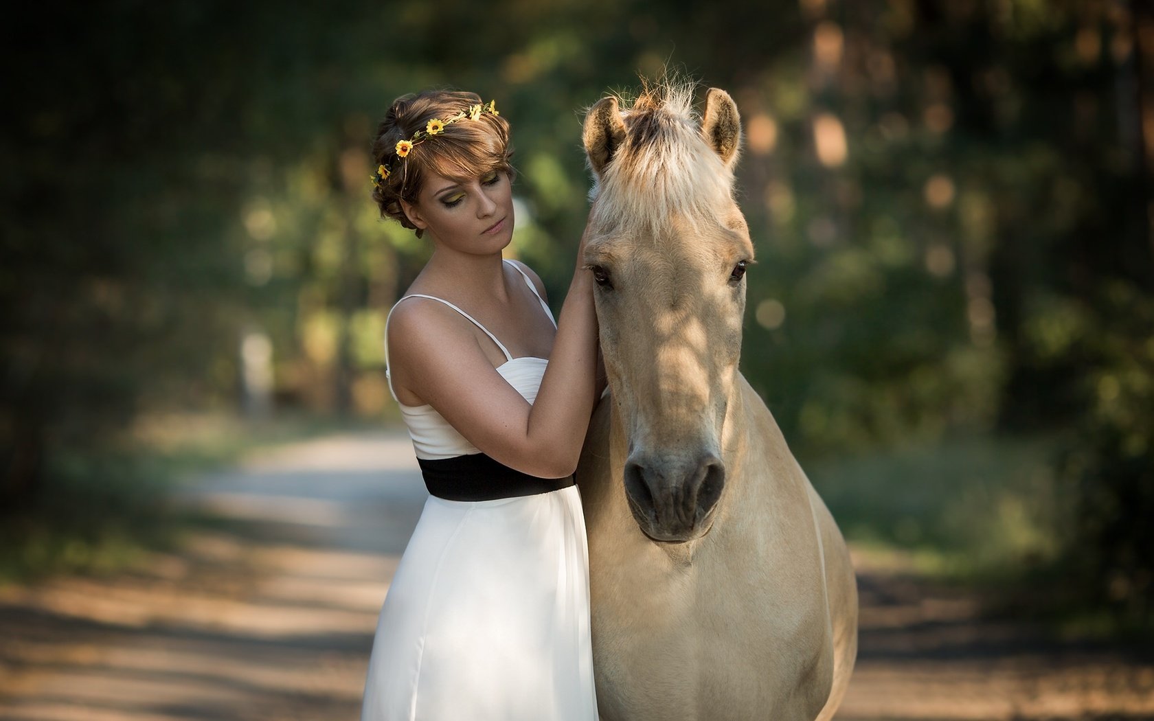 Обои лошадь, девушка, настроение, платье, конь, венок, друзья, белое платье, horse, girl, mood, dress, wreath, friends, white dress разрешение 2048x1318 Загрузить