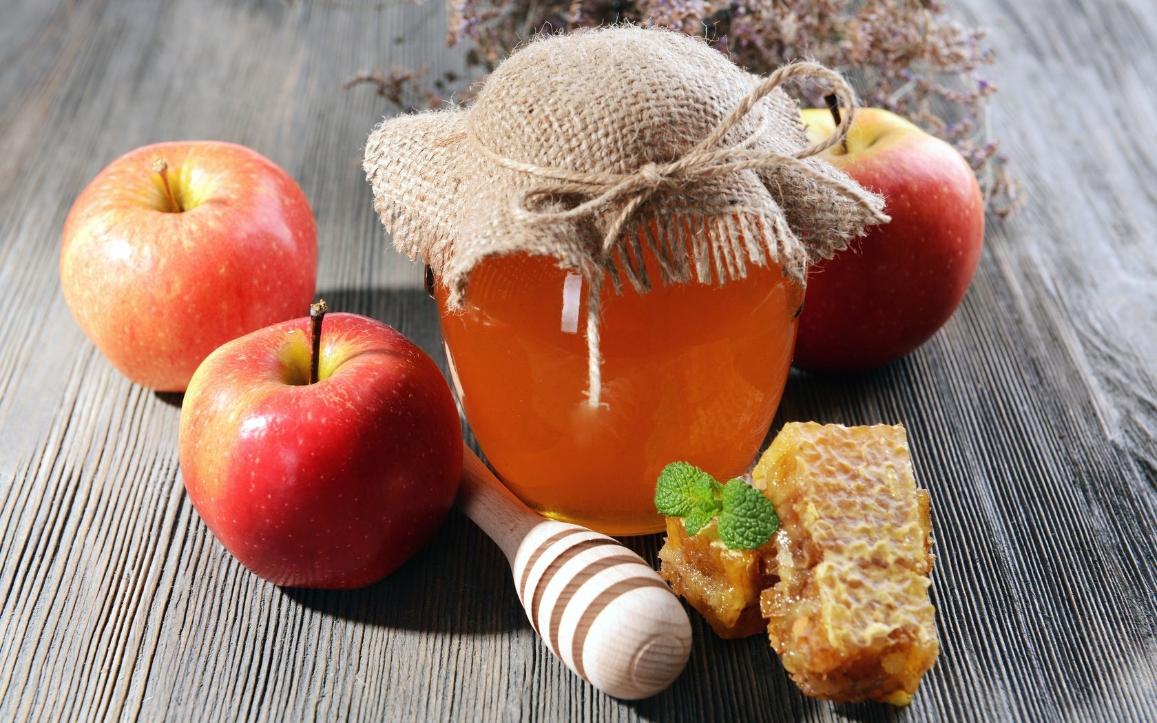 Обои яблоки, соты, мед, банка, apples, cell, honey, bank разрешение 3000x2000 Загрузить