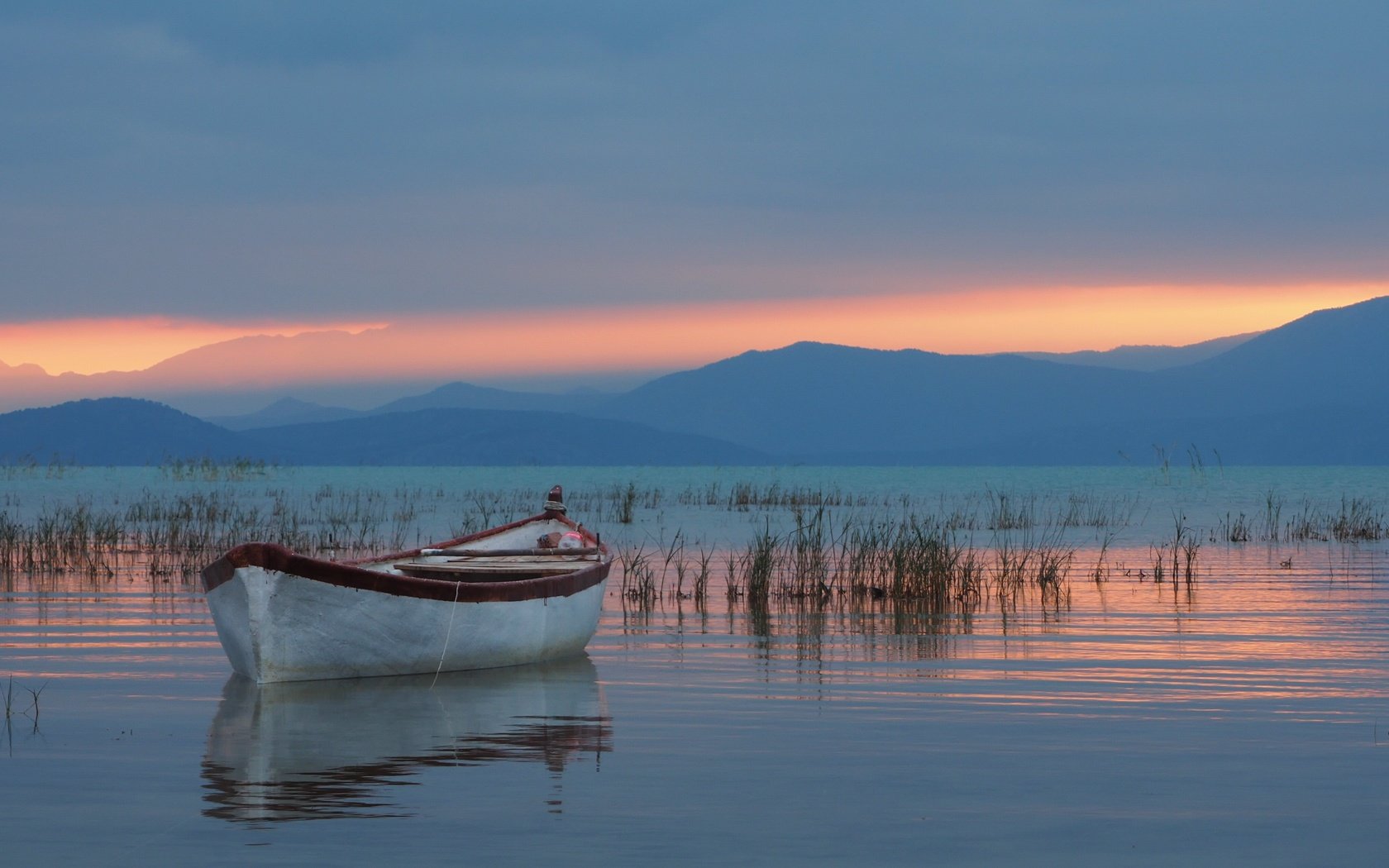 Обои озеро, горы, лодка, турция, озеро бейшехир, таврские горы, lake, mountains, boat, turkey, lake beyşehir, the taurus mountains разрешение 4510x2536 Загрузить