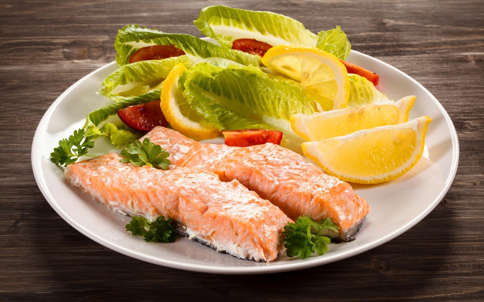Обои лимон, рыба, помидоры, листья салата, lemon, fish, tomatoes, lettuce разрешение 4050x2657 Загрузить
