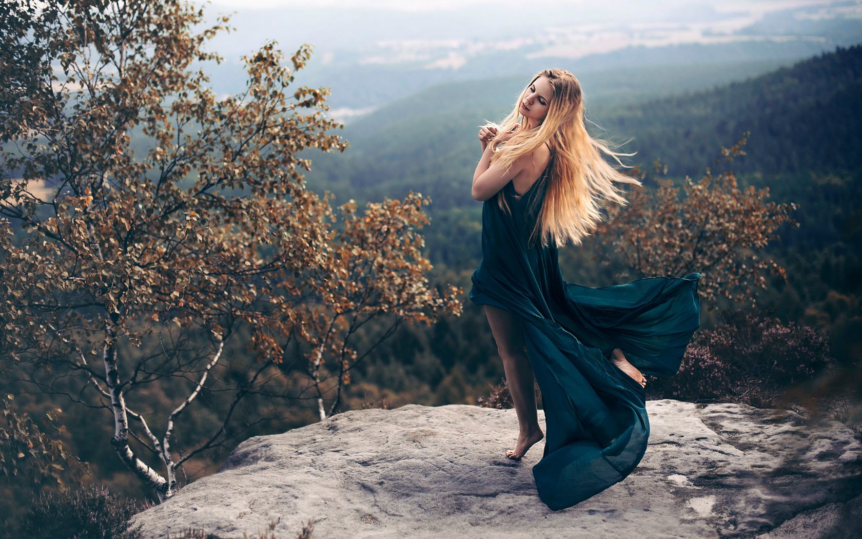 Девушка в длинном платье на горе