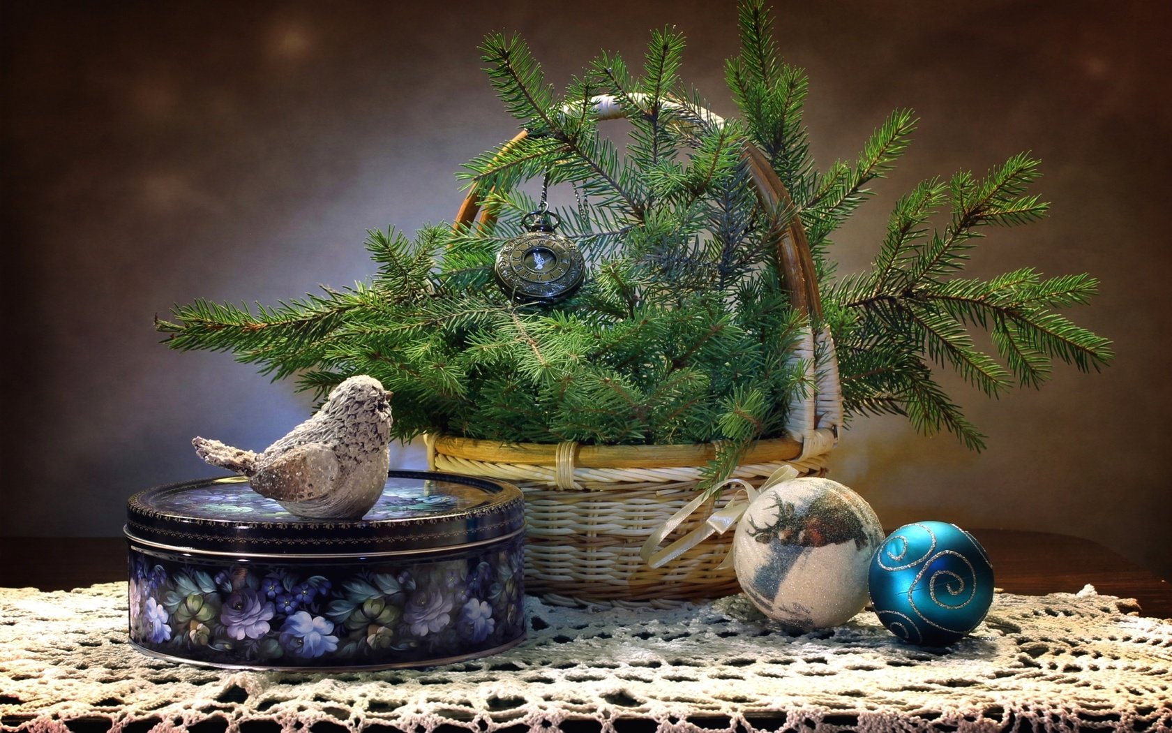 Обои ель, игрушки, птичка, коробка, еловая ветка, spruce, toys, bird, box, spruce branch разрешение 2000x1320 Загрузить